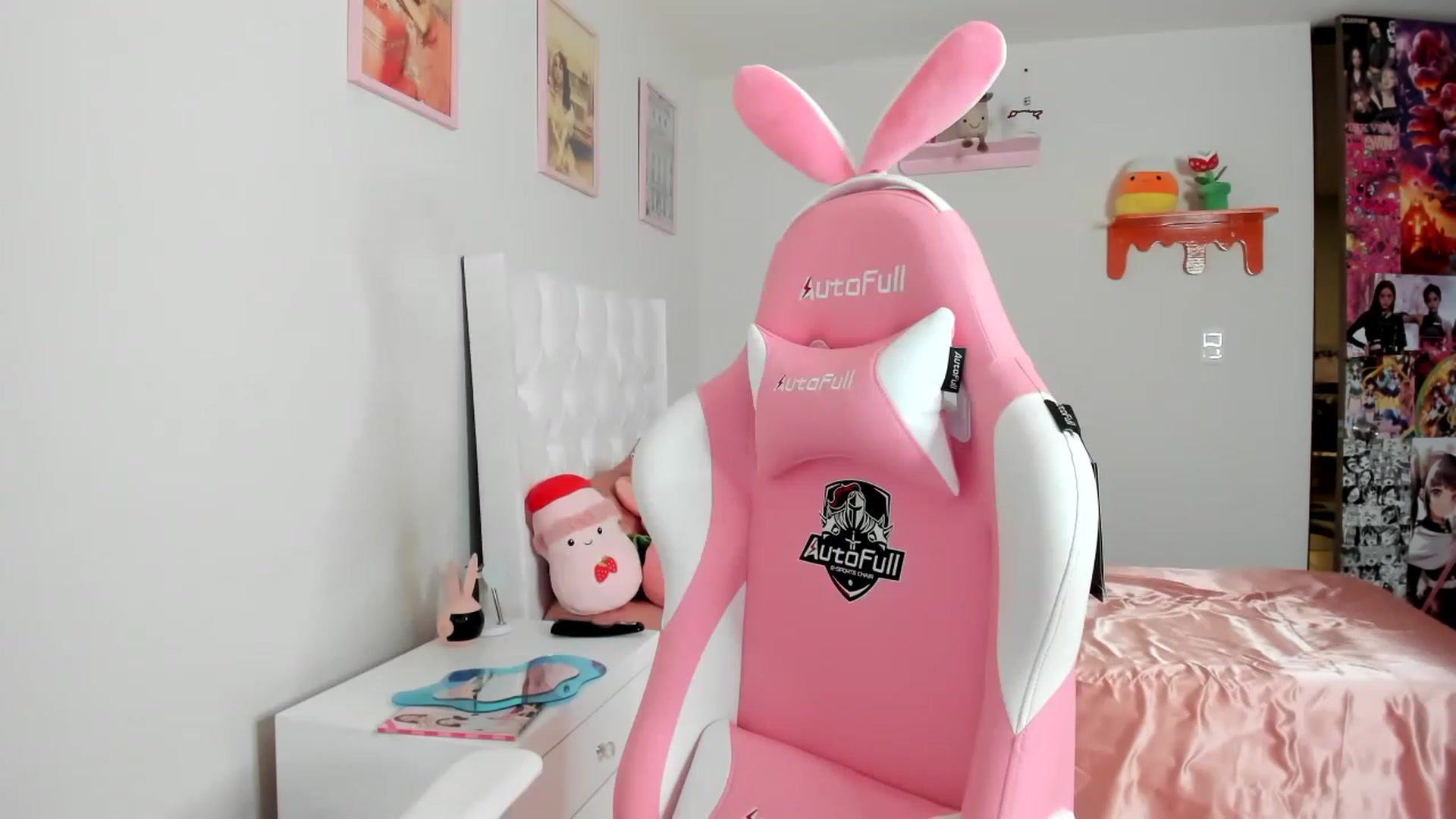 Gallery image thumbnail from Cherrycute666's myfreecams stream on, 04/10/2023, 06:13 image 5 of 20