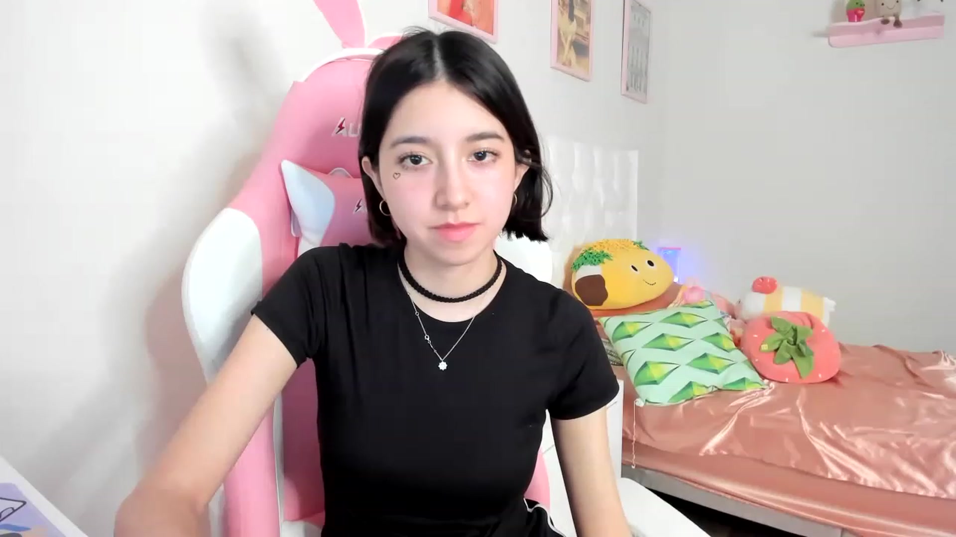 Gallery image thumbnail from Cherrycute666's myfreecams stream on, 04/12/2023, 03:58 image 5 of 20