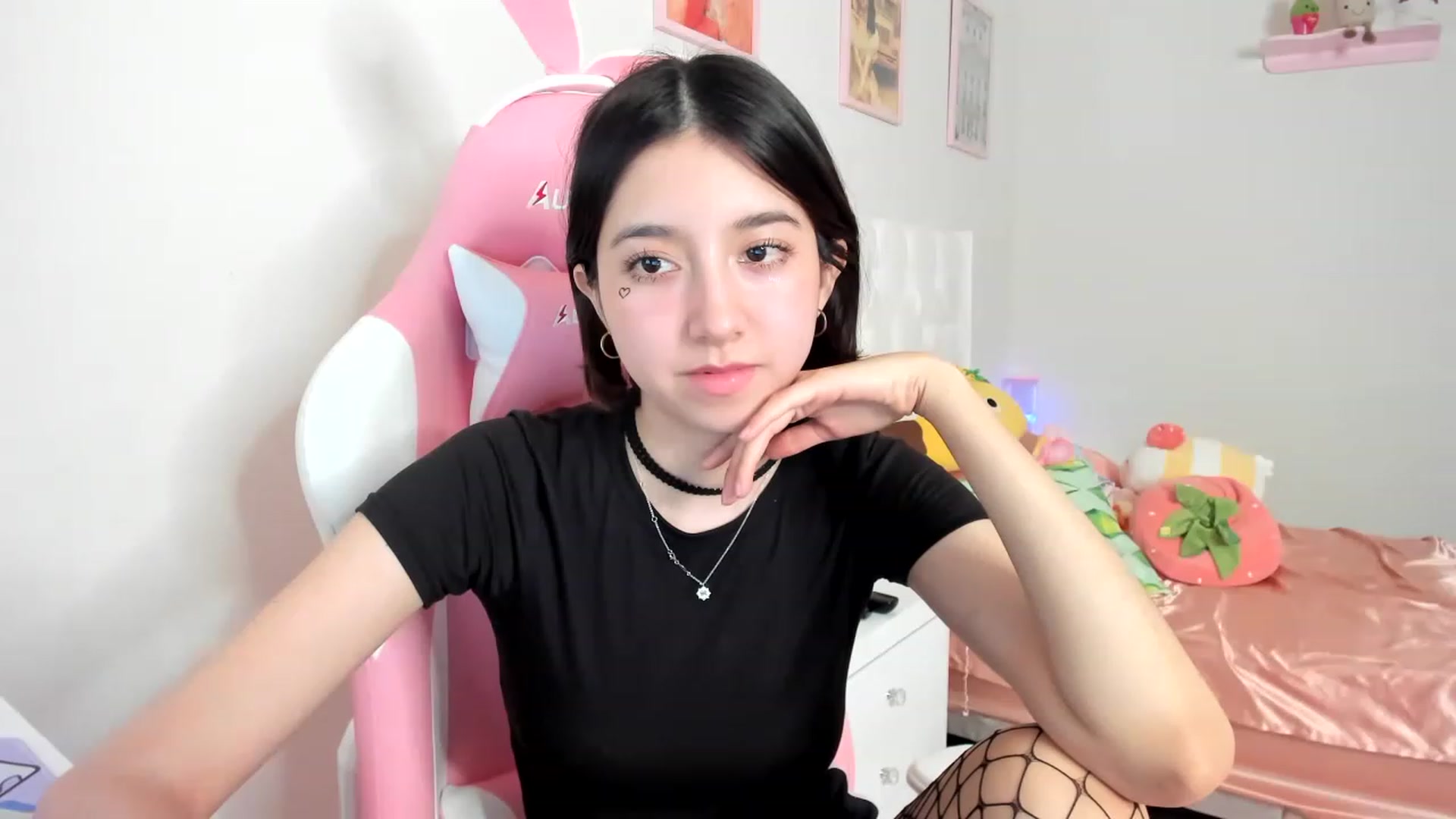 Gallery image thumbnail from Cherrycute666's myfreecams stream on, 04/12/2023, 03:58 image 7 of 20