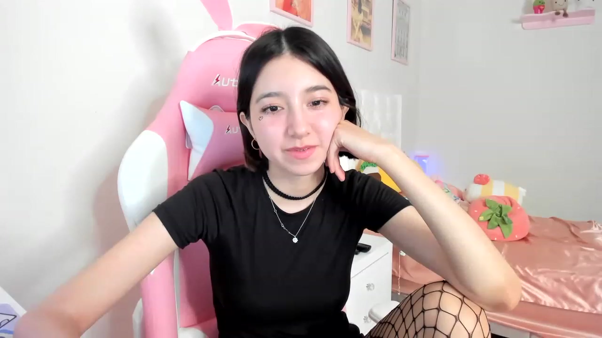 Gallery image thumbnail from Cherrycute666's myfreecams stream on, 04/12/2023, 03:58 image 6 of 20