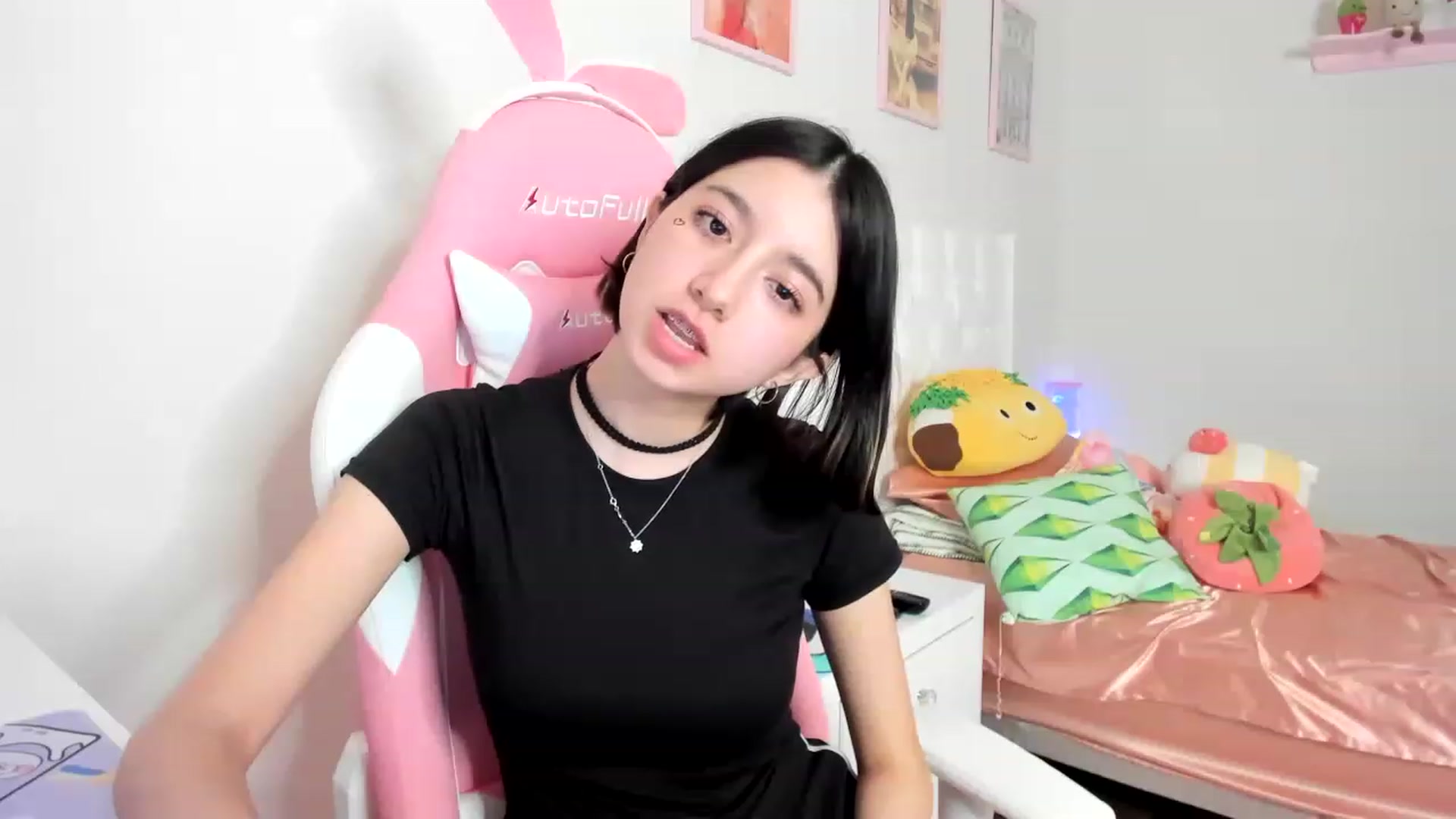 Gallery image thumbnail from Cherrycute666's myfreecams stream on, 04/12/2023, 03:58 image 4 of 20