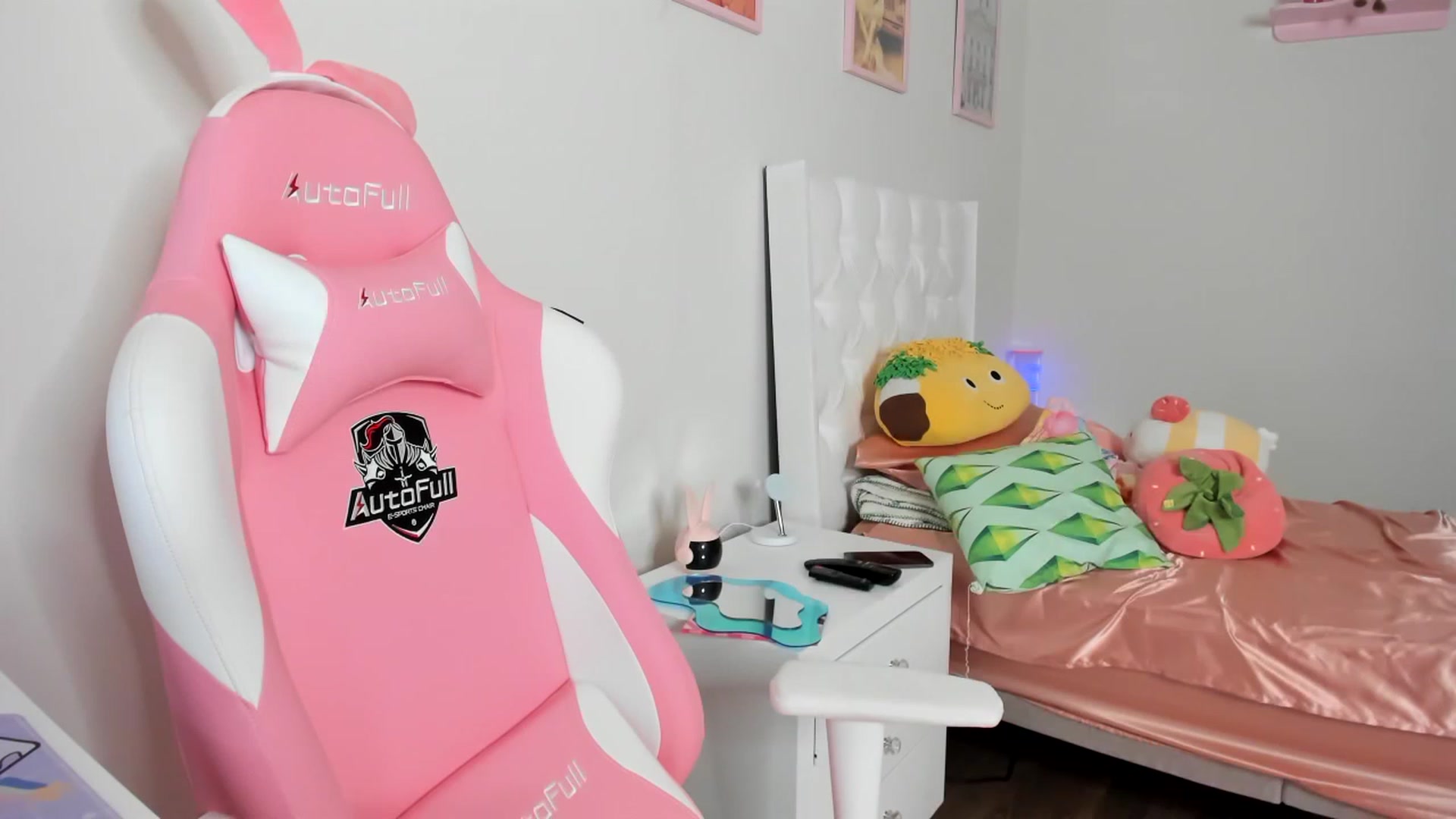 Gallery image thumbnail from Cherrycute666's myfreecams stream on, 04/12/2023, 03:58 image 16 of 20