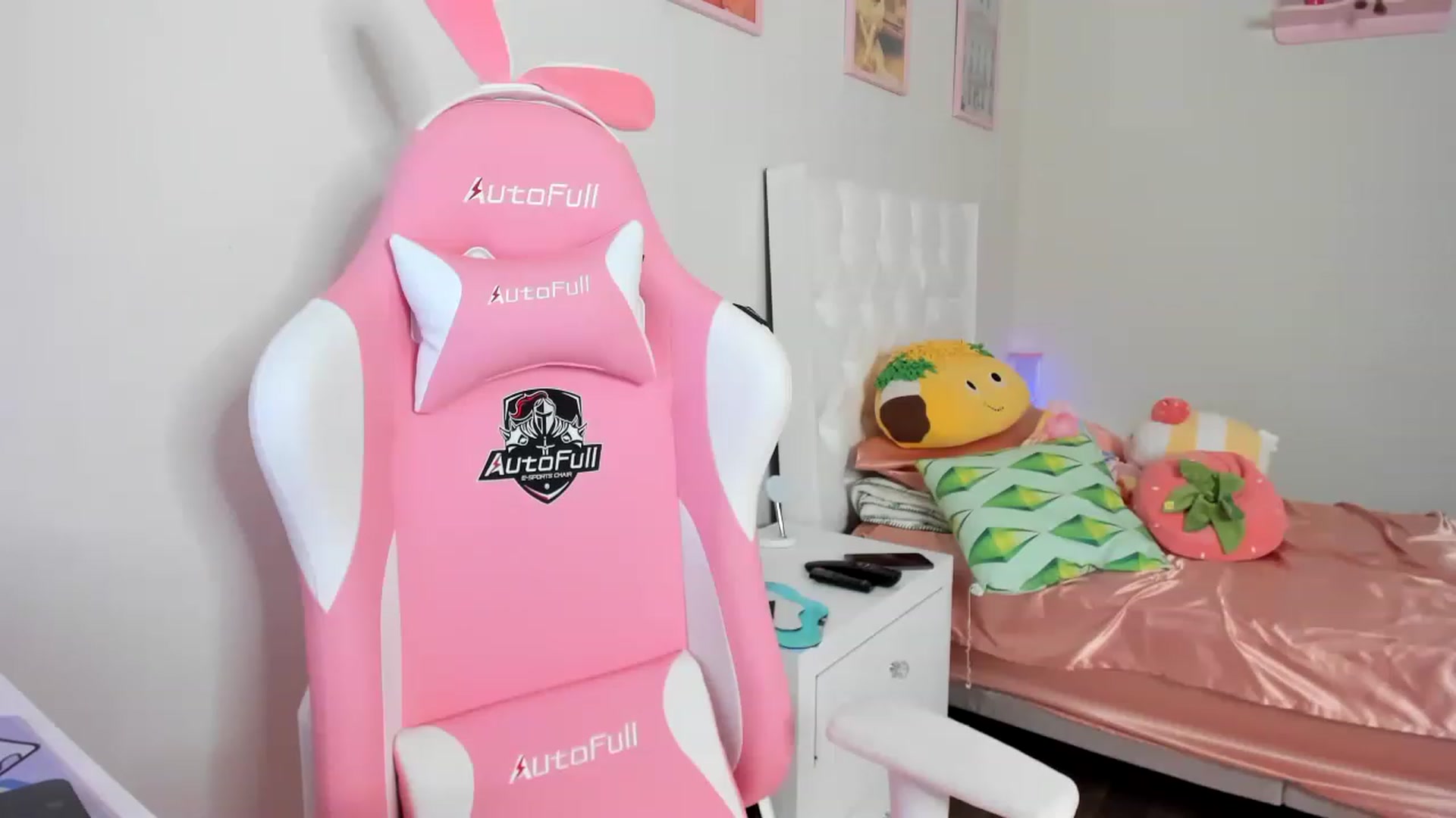 Gallery image thumbnail from Cherrycute666's myfreecams stream on, 04/12/2023, 03:58 image 15 of 20