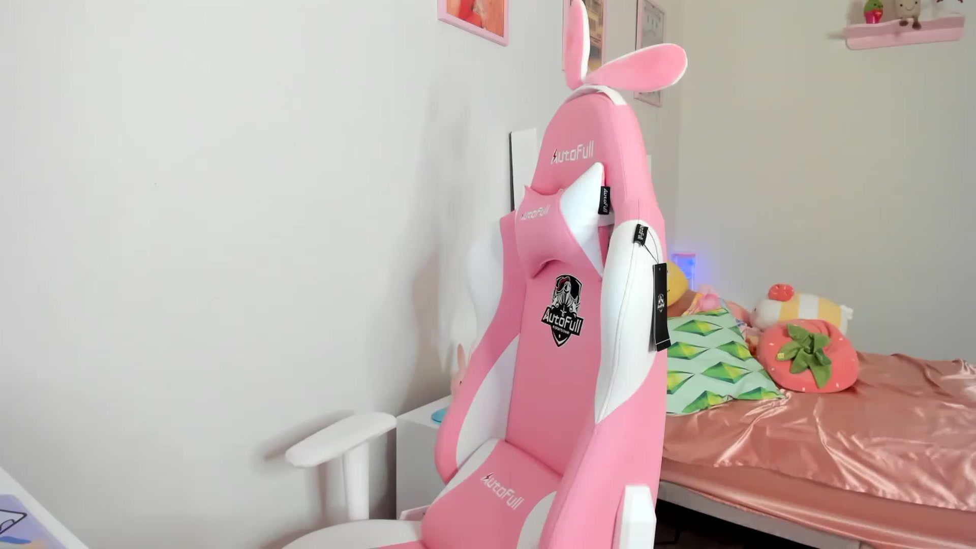 Gallery image thumbnail from Cherrycute666's myfreecams stream on, 04/12/2023, 03:58 image 12 of 20