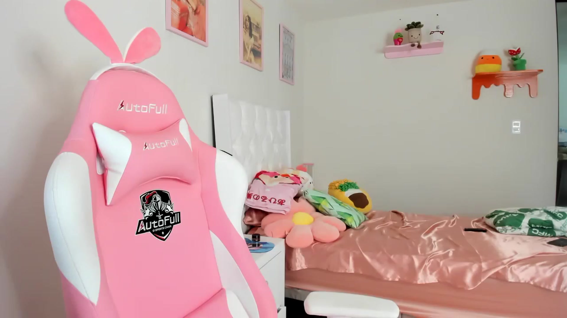 Gallery image thumbnail from Cherrycute666's myfreecams stream on, 04/12/2023, 19:59 image 11 of 20