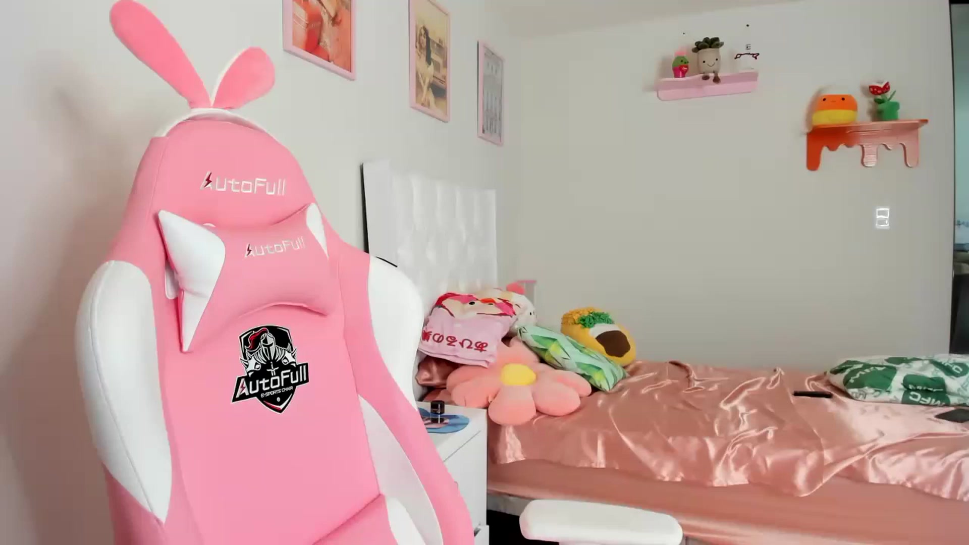 Gallery image thumbnail from Cherrycute666's myfreecams stream on, 04/12/2023, 19:59 image 13 of 20