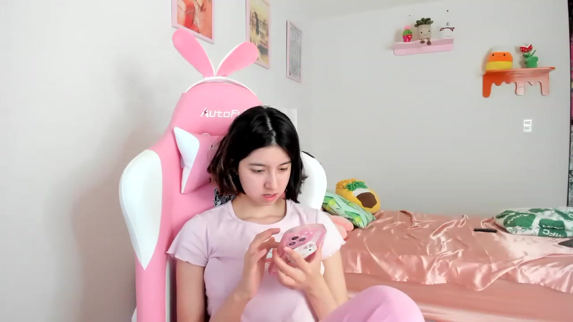 Gallery image thumbnail from Cherrycute666's myfreecams stream on, 04/12/2023, 19:59 image 2 of 20
