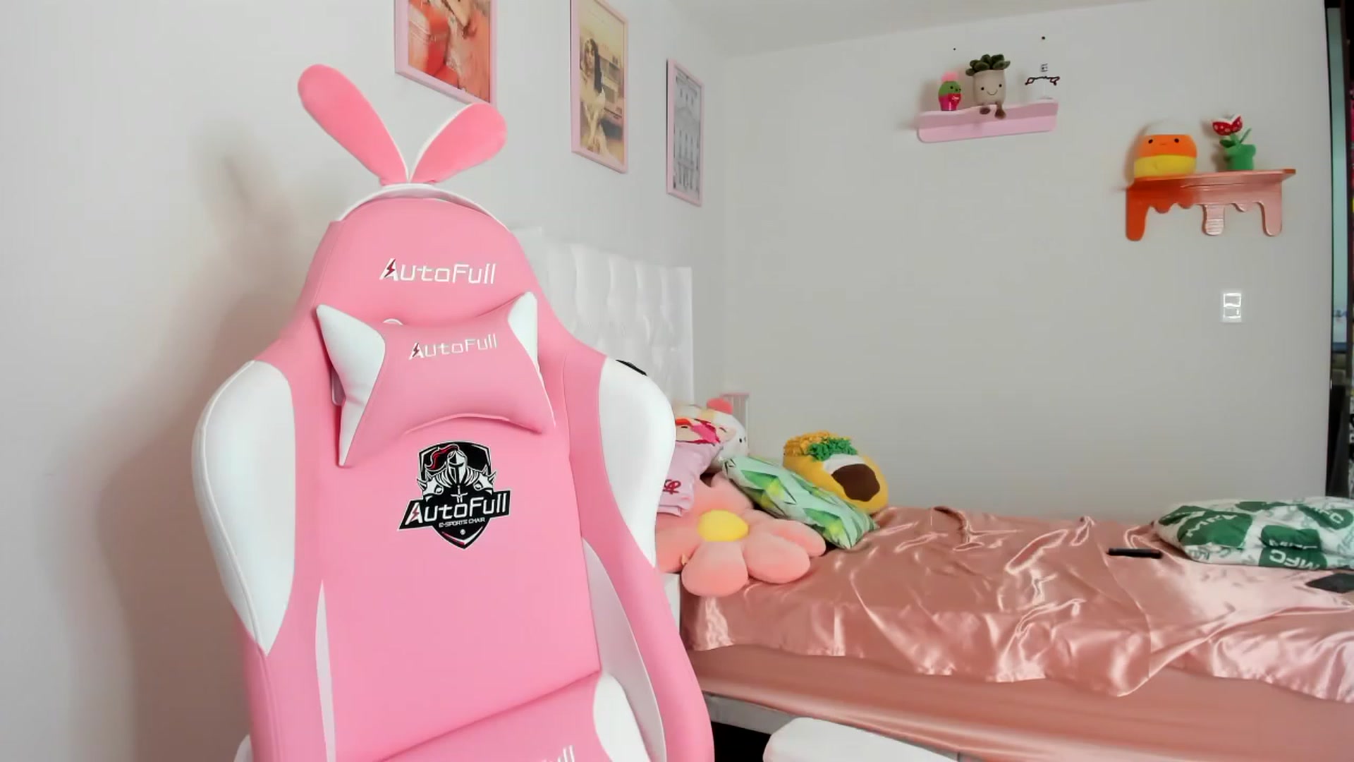 Gallery image thumbnail from Cherrycute666's myfreecams stream on, 04/12/2023, 19:59 image 16 of 20