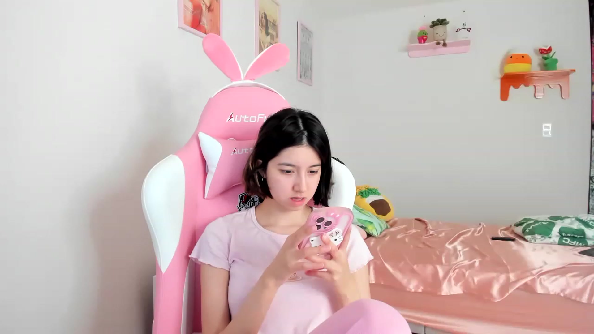 Gallery image thumbnail from Cherrycute666's myfreecams stream on, 04/12/2023, 19:59 image 1 of 20