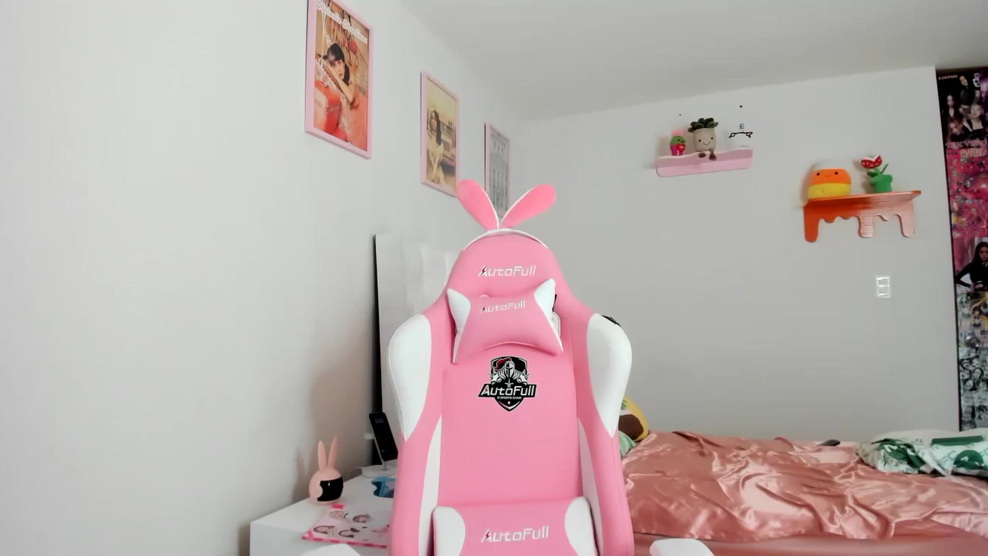 Gallery image thumbnail from Cherrycute666's myfreecams stream on, 04/12/2023, 21:08 image 17 of 20