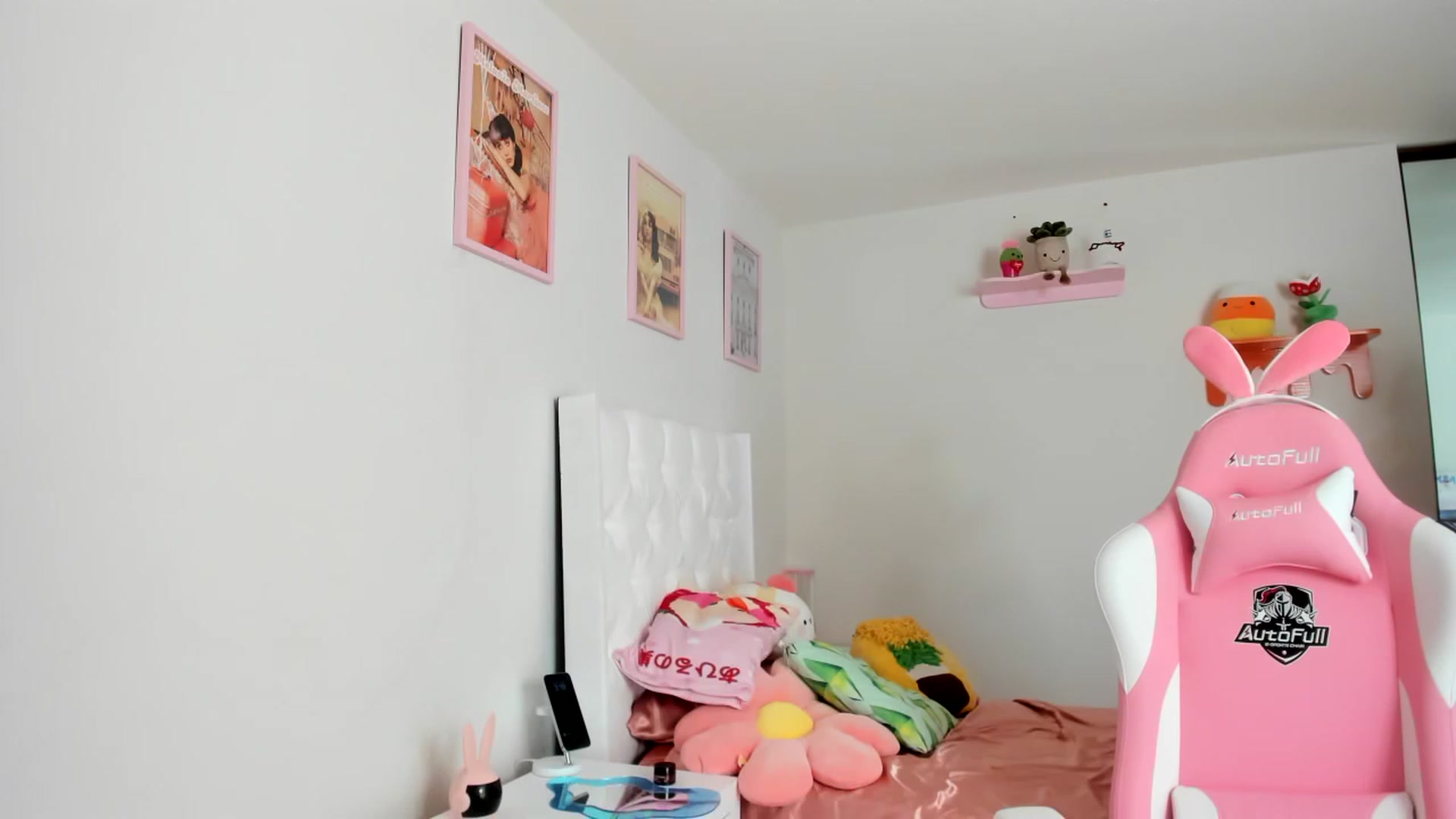Gallery image thumbnail from Cherrycute666's myfreecams stream on, 04/12/2023, 21:34 image 10 of 20