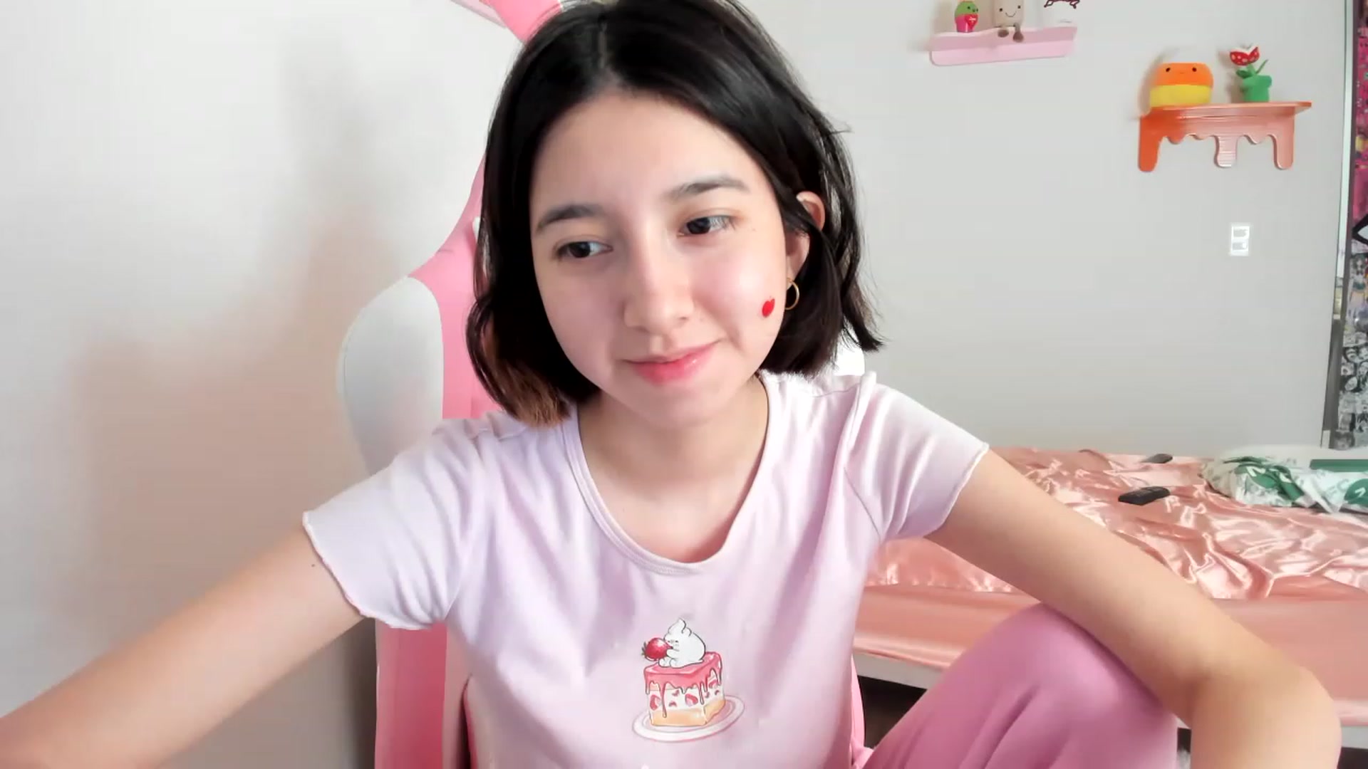 Gallery image thumbnail from Cherrycute666's myfreecams stream on, 04/12/2023, 23:05 image 10 of 20