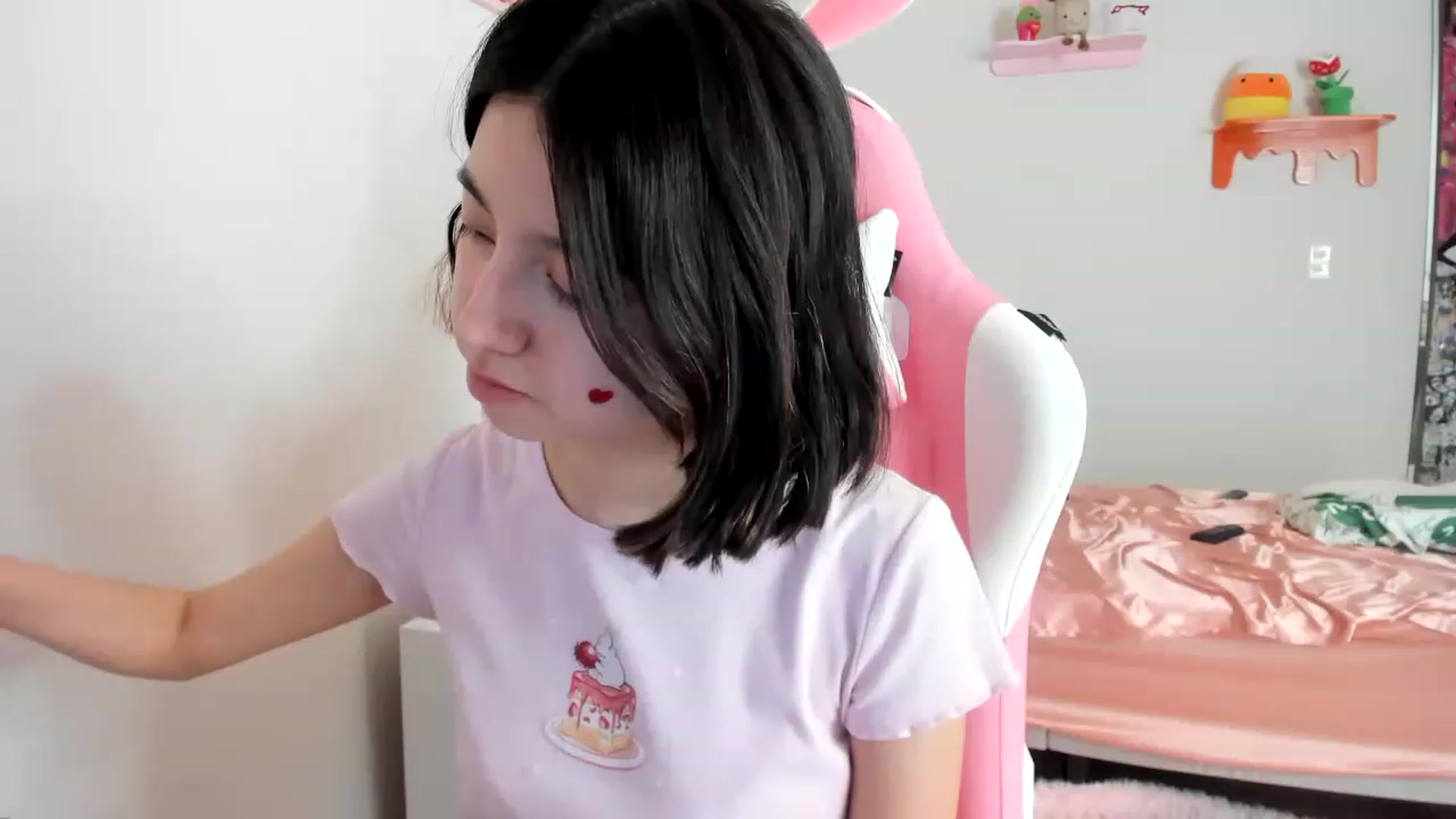 Gallery image thumbnail from Cherrycute666's myfreecams stream on, 04/12/2023, 23:05 image 18 of 20