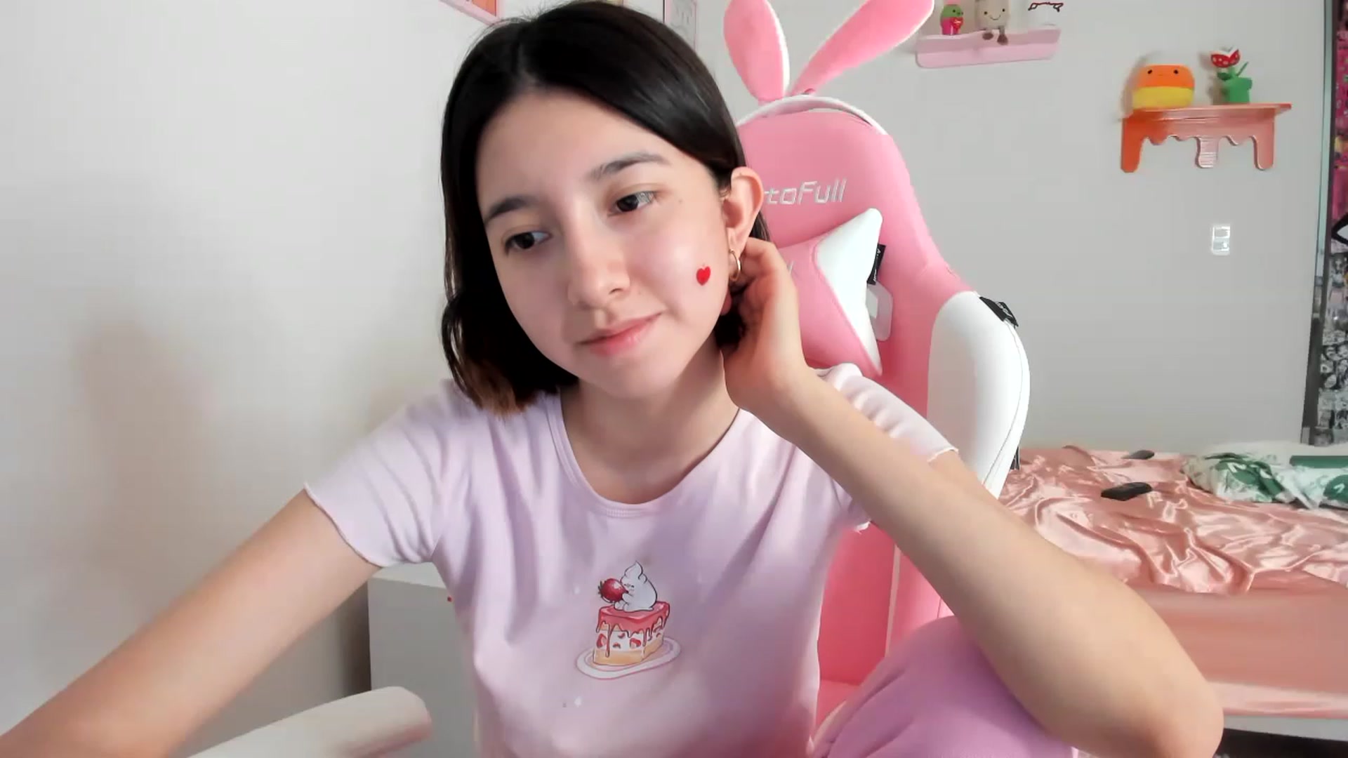 Gallery image thumbnail from Cherrycute666's myfreecams stream on, 04/12/2023, 23:05 image 5 of 20