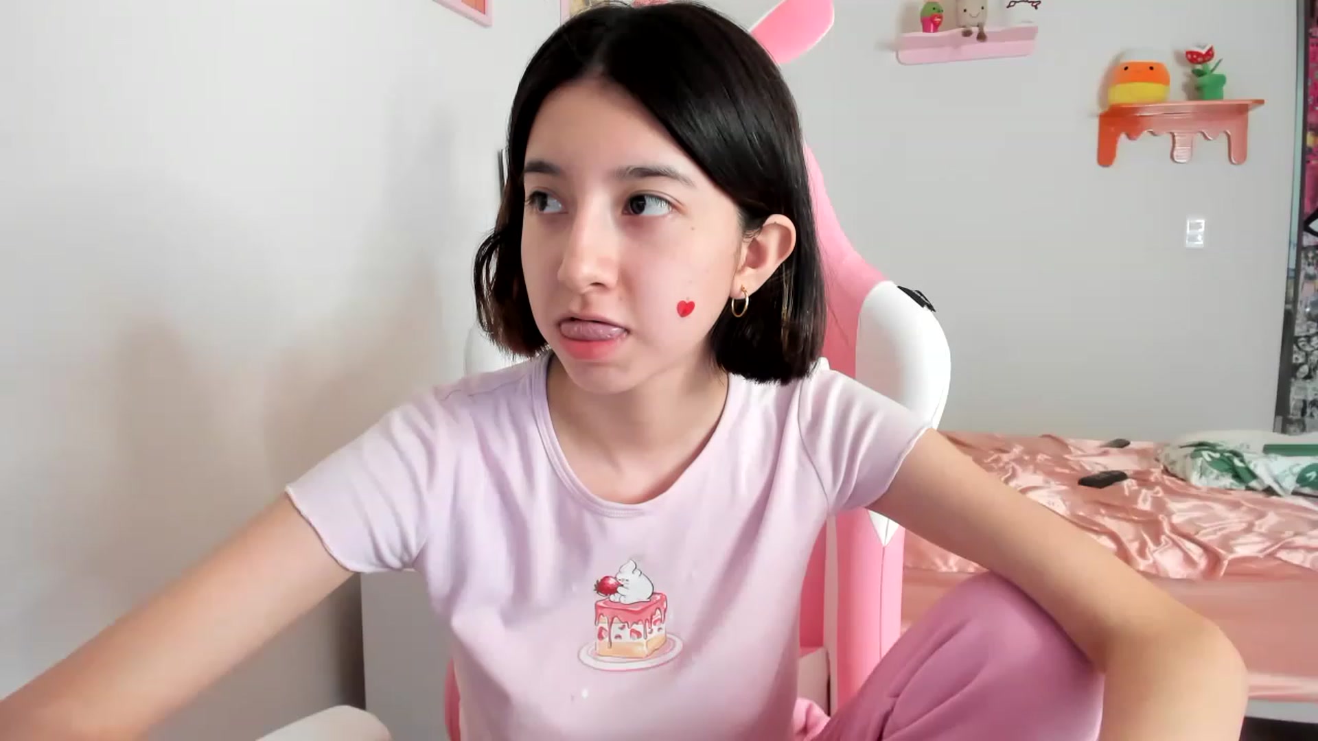 Gallery image thumbnail from Cherrycute666's myfreecams stream on, 04/12/2023, 23:05 image 6 of 20