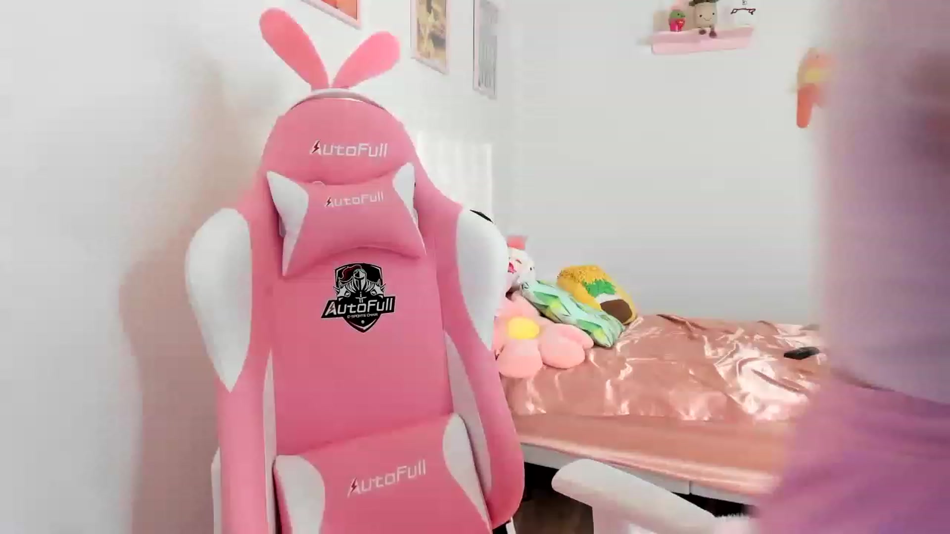 Gallery image thumbnail from Cherrycute666's myfreecams stream on, 04/13/2023, 24:01 image 12 of 20