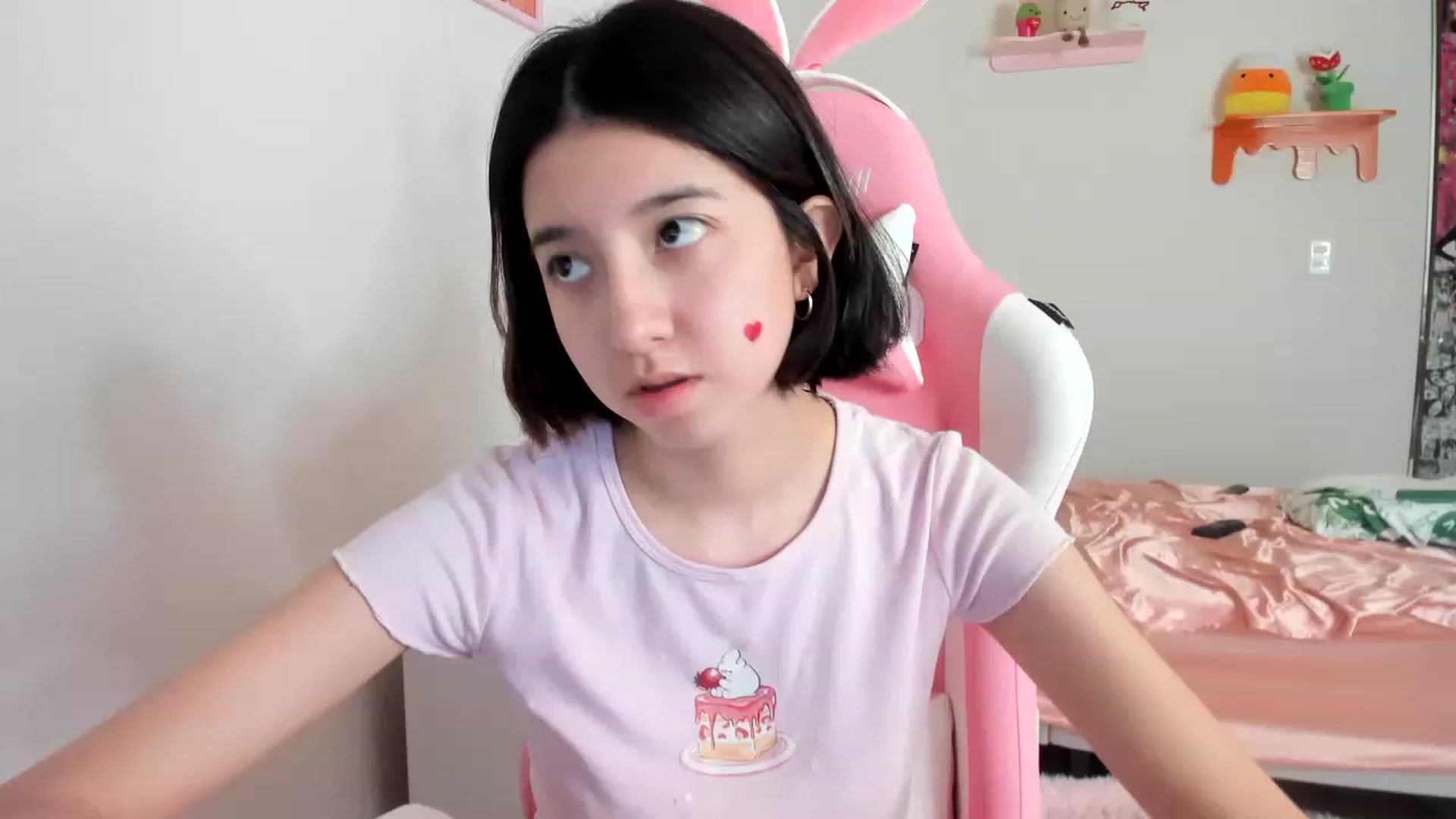 Gallery image thumbnail from Cherrycute666's myfreecams stream on, 04/13/2023, 24:01 image 2 of 20