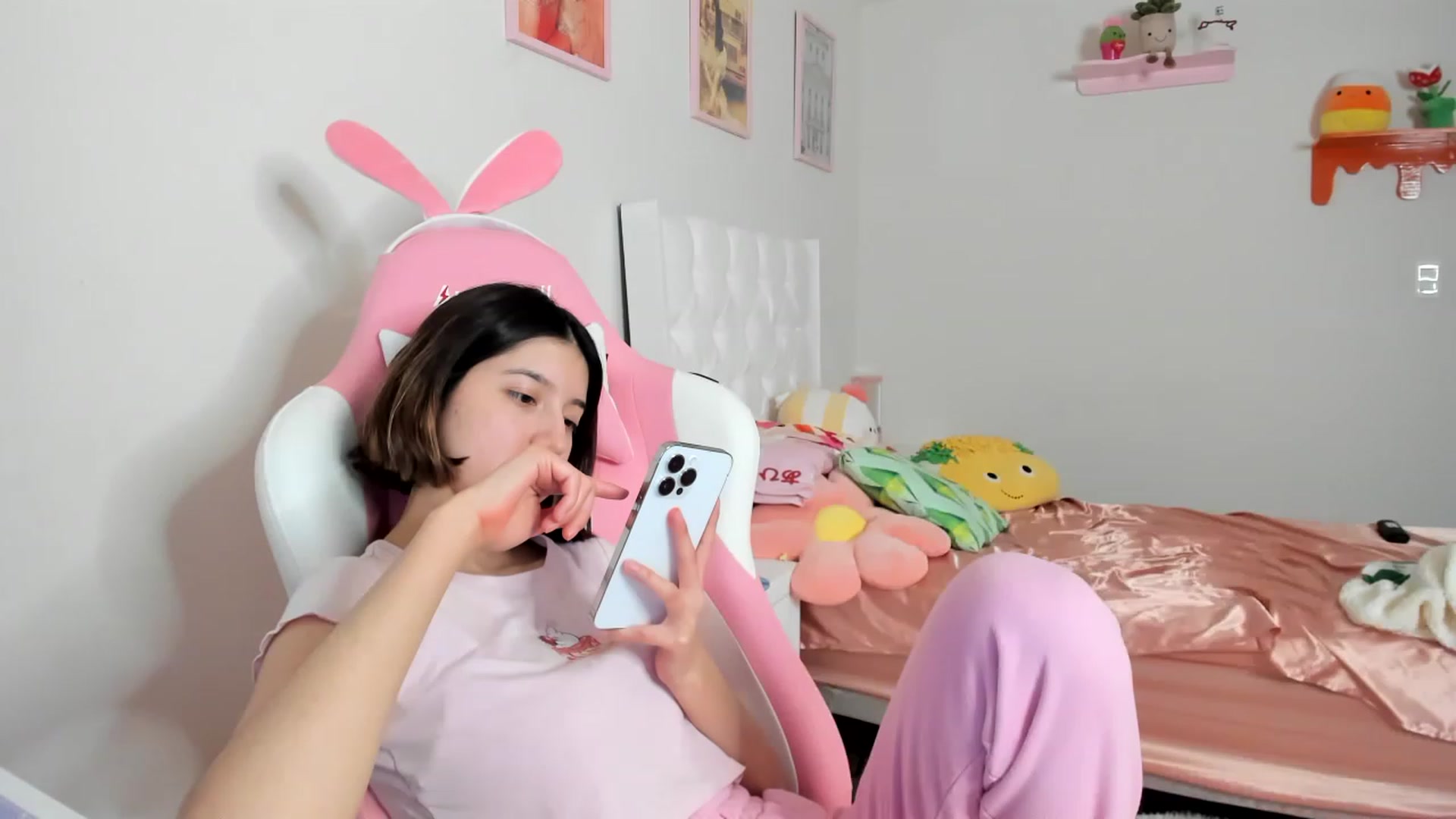 Gallery image thumbnail from Cherrycute666's myfreecams stream on, 04/13/2023, 08:40 image 8 of 20
