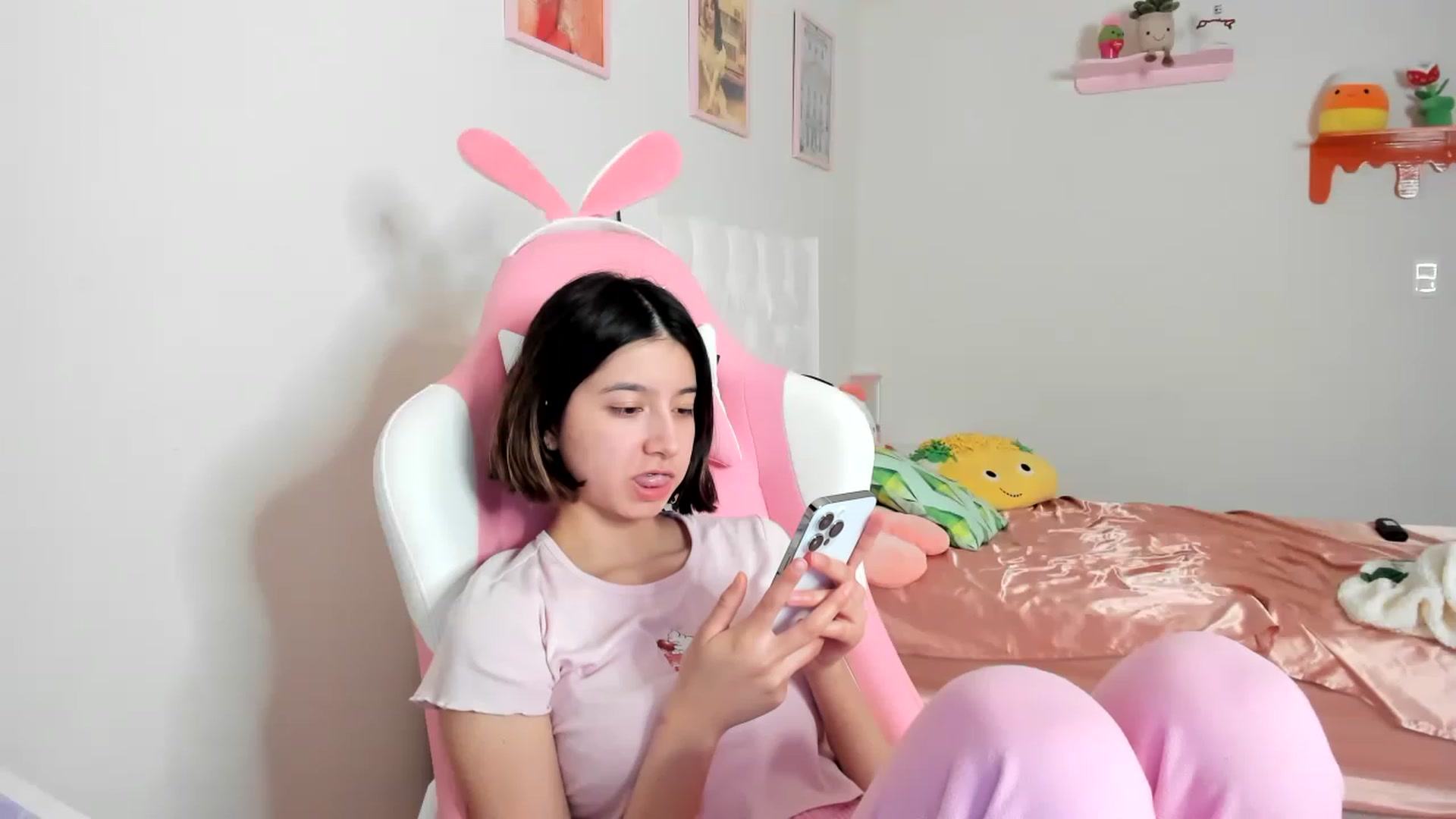 Gallery image thumbnail from Cherrycute666's myfreecams stream on, 04/13/2023, 08:40 image 7 of 20