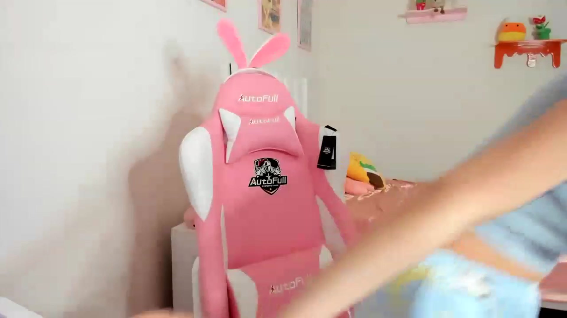 Gallery image thumbnail from Cherrycute666's myfreecams stream on, 04/14/2023, 08:25 image 16 of 20
