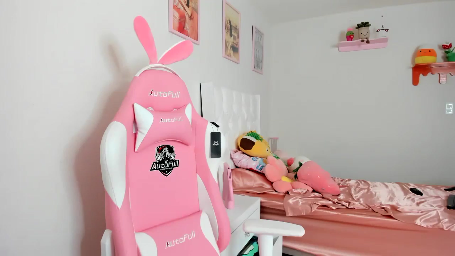 Gallery image thumbnail from Cherrycute666's myfreecams stream on, 04/14/2023, 18:22 image 16 of 20