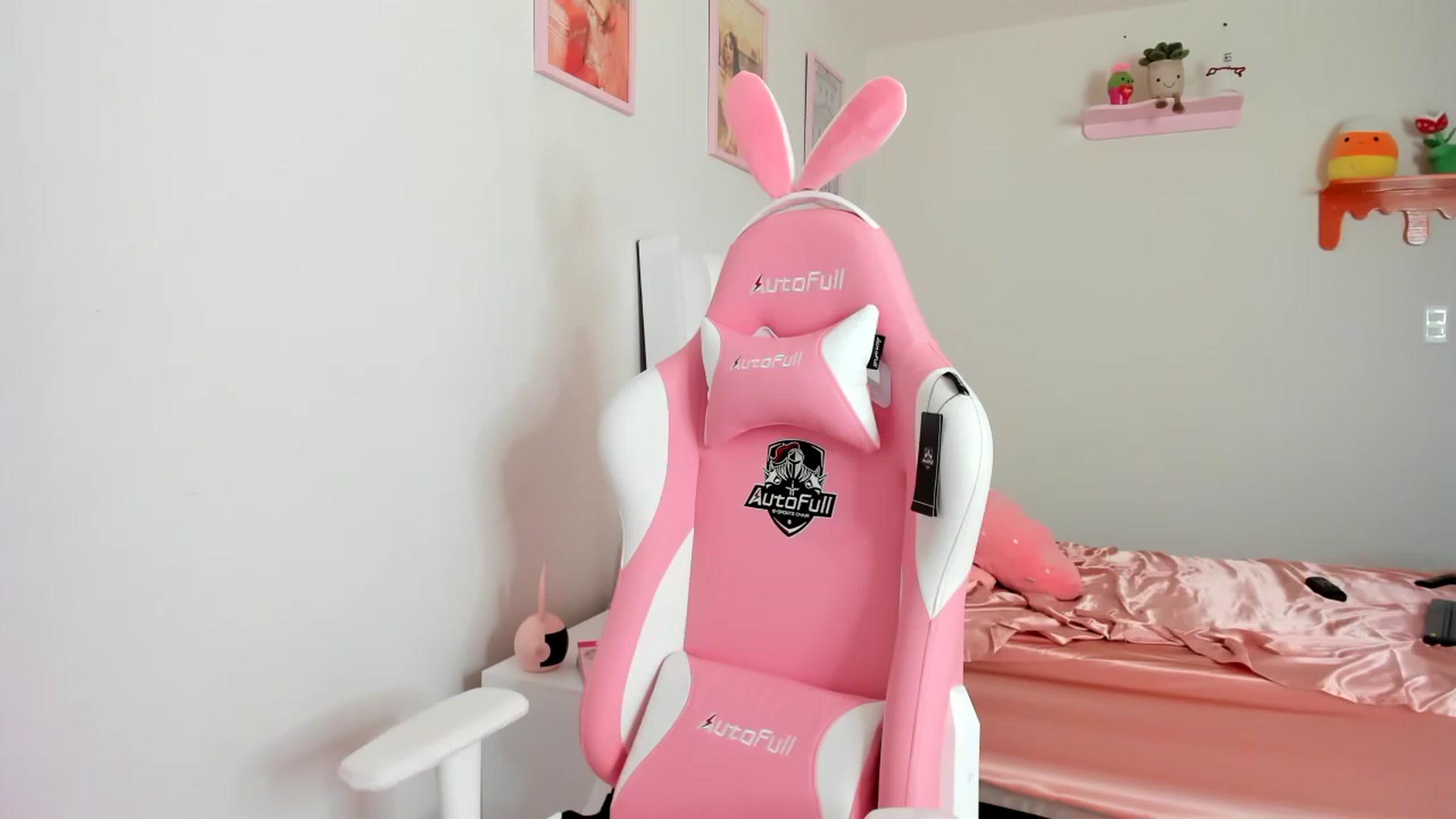 Gallery image thumbnail from Cherrycute666's myfreecams stream on, 04/14/2023, 18:22 image 6 of 20