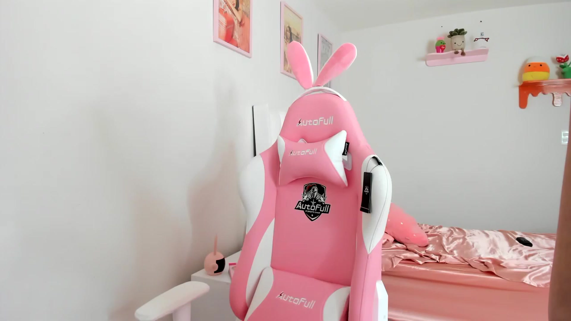Gallery image thumbnail from Cherrycute666's myfreecams stream on, 04/14/2023, 18:22 image 7 of 20