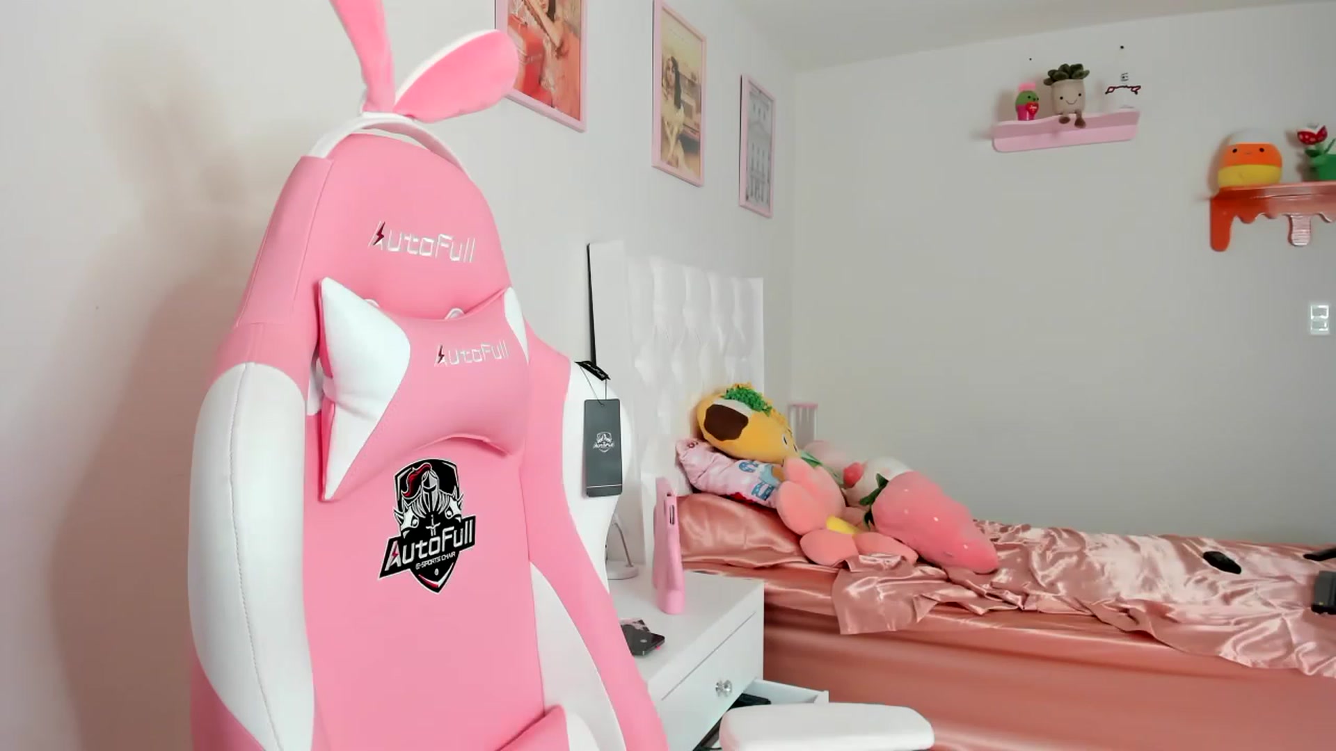 Gallery image thumbnail from Cherrycute666's myfreecams stream on, 04/14/2023, 18:22 image 13 of 20