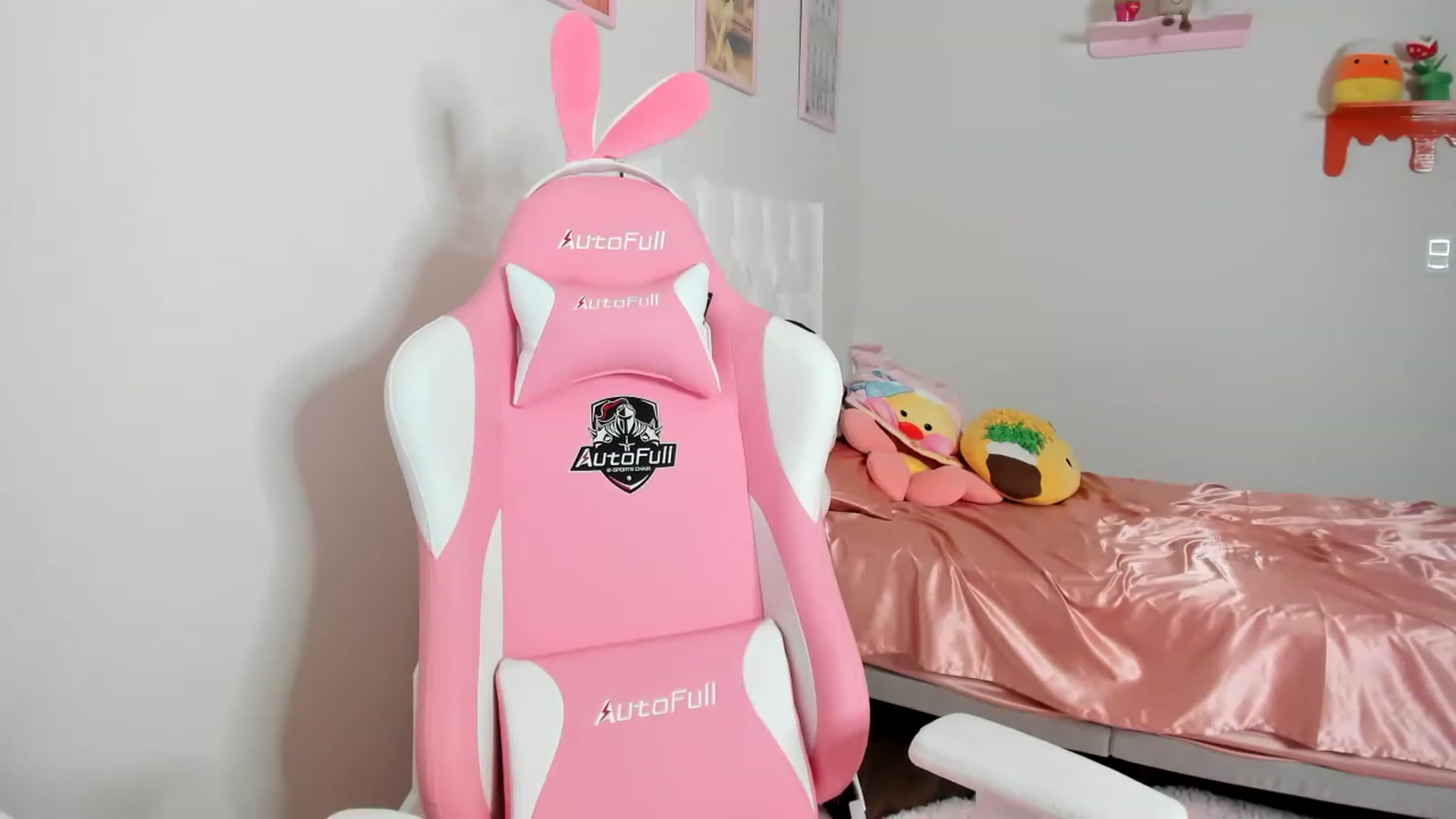 Gallery image thumbnail from Cherrycute666's myfreecams stream on, 04/16/2023, 03:22 image 7 of 20