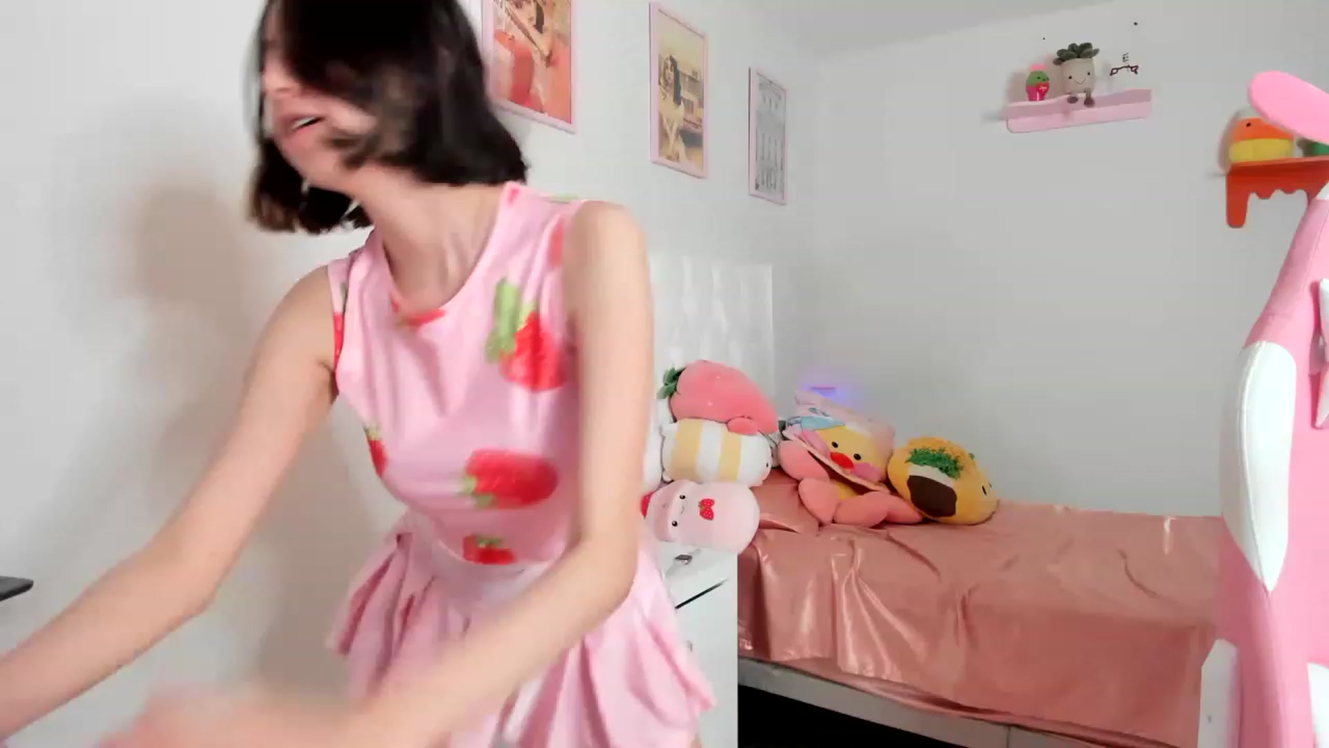 Gallery image thumbnail from Cherrycute666's myfreecams stream on, 04/16/2023, 13:31 image 7 of 20