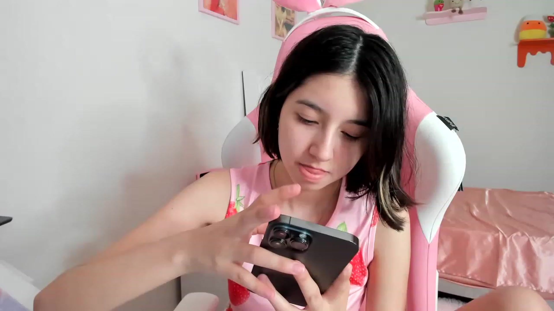 Gallery image thumbnail from Cherrycute666's myfreecams stream on, 04/16/2023, 13:31 image 4 of 20