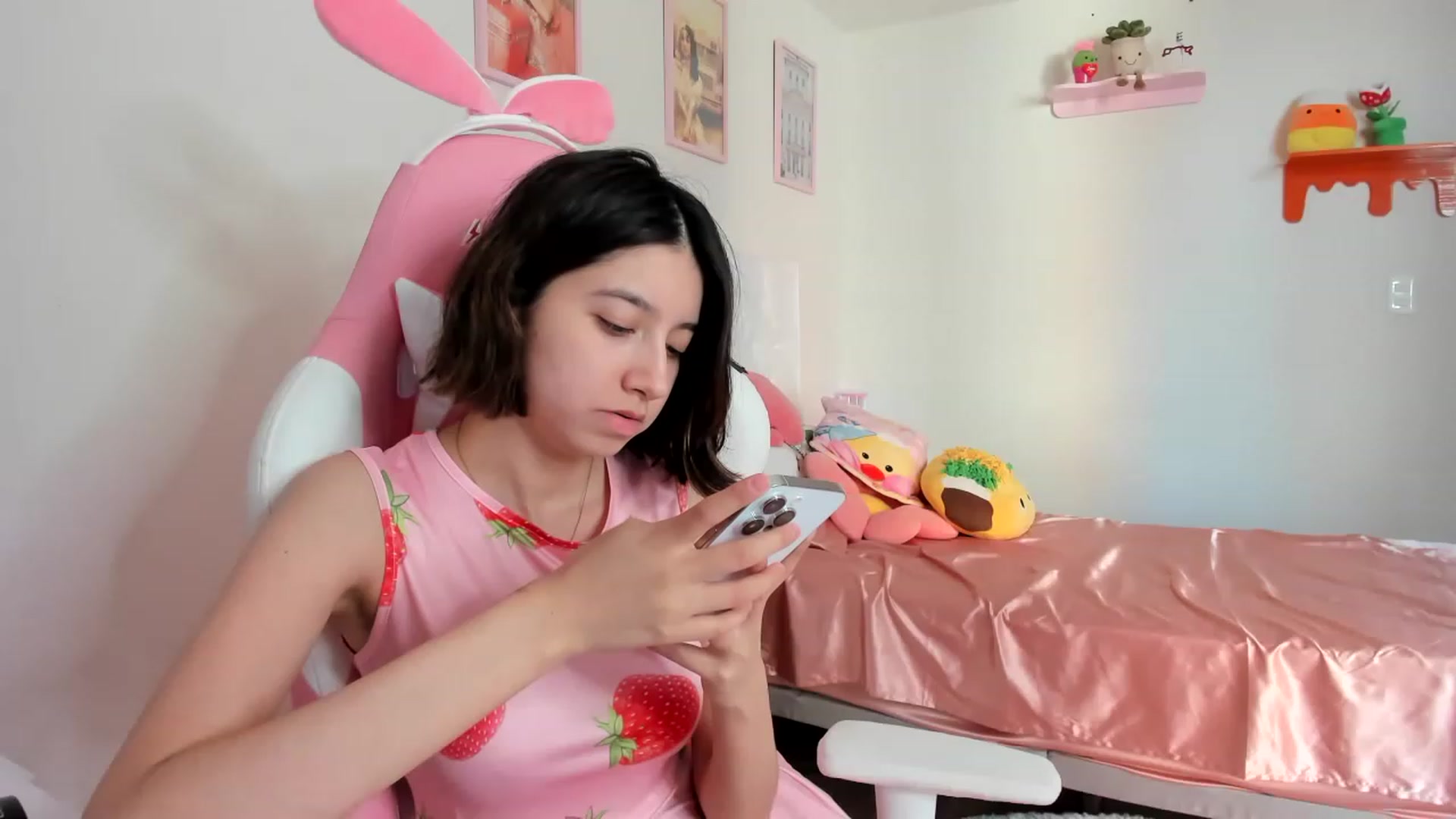 Gallery image thumbnail from Cherrycute666's myfreecams stream on, 04/16/2023, 13:31 image 19 of 20