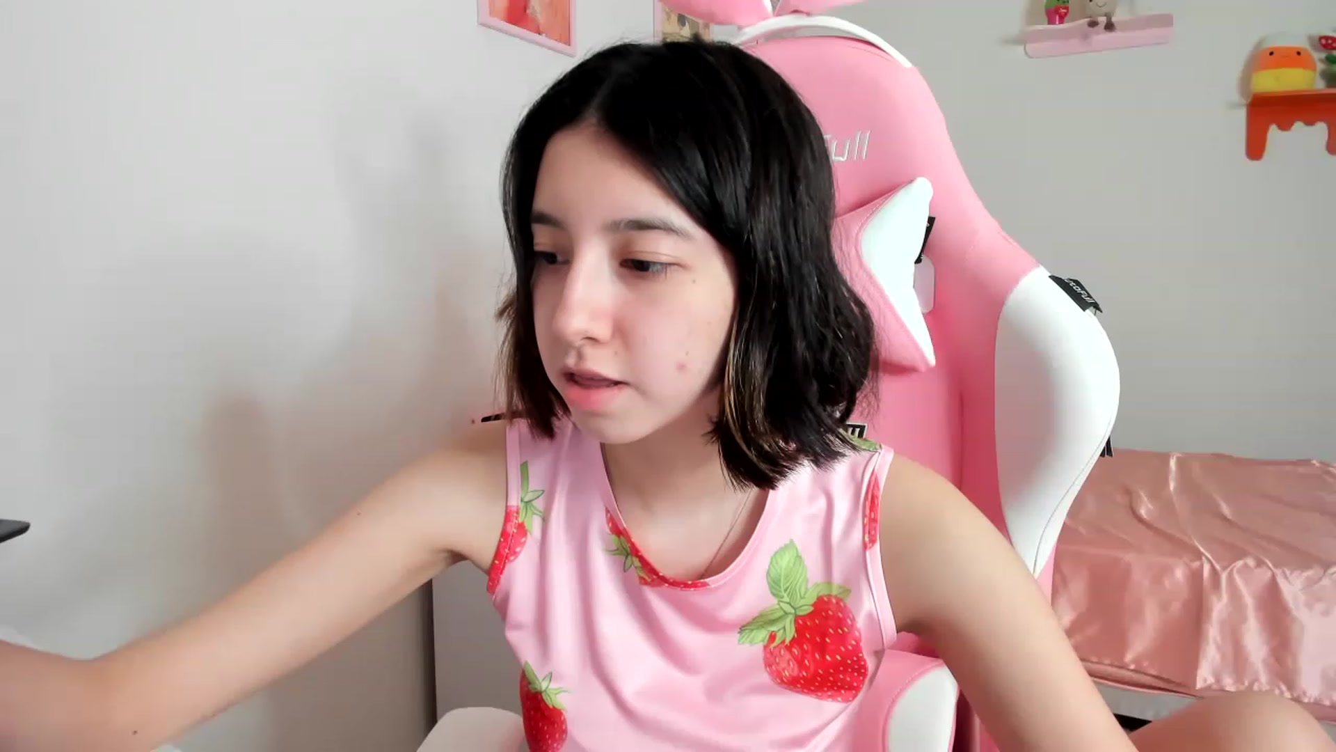 Gallery image thumbnail from Cherrycute666's myfreecams stream on, 04/16/2023, 13:31 image 3 of 20
