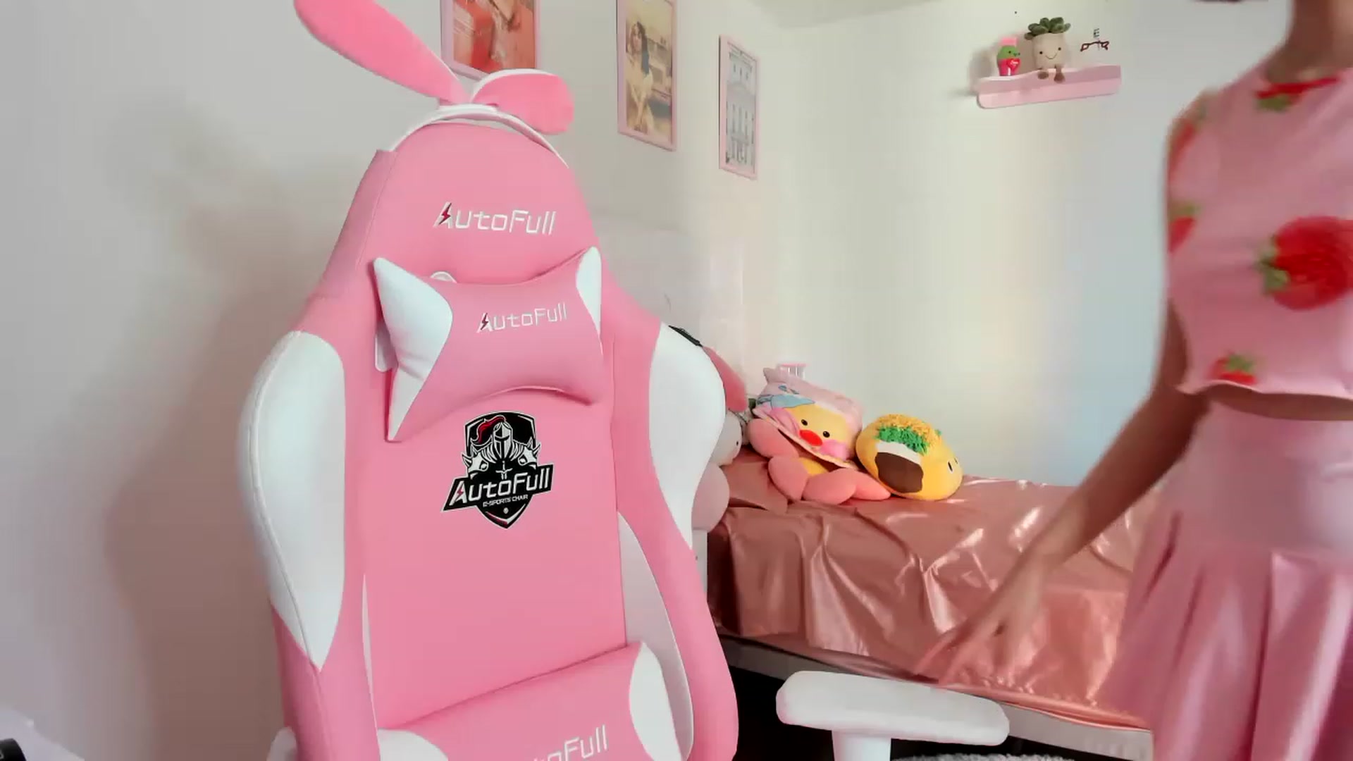 Gallery image thumbnail from Cherrycute666's myfreecams stream on, 04/16/2023, 13:31 image 18 of 20
