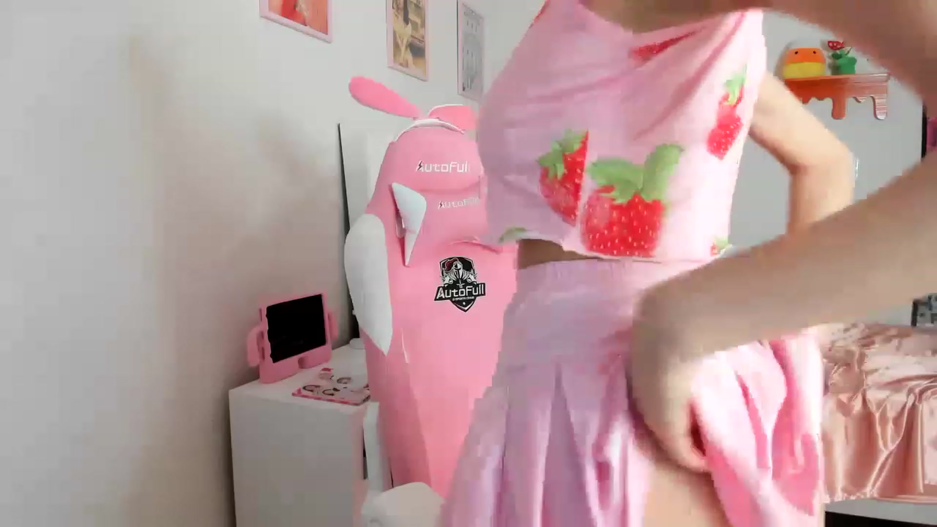 Gallery image thumbnail from Cherrycute666's myfreecams stream on, 04/16/2023, 14:42 image 15 of 20
