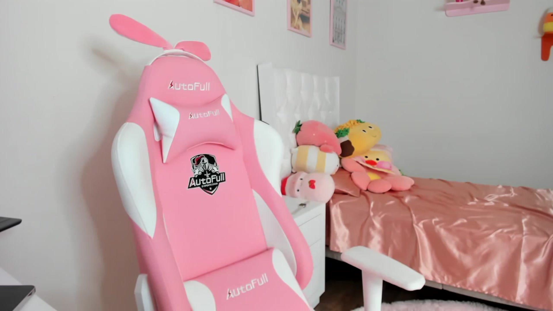 Gallery image thumbnail from Cherrycute666's myfreecams stream on, 04/16/2023, 15:17 image 10 of 20