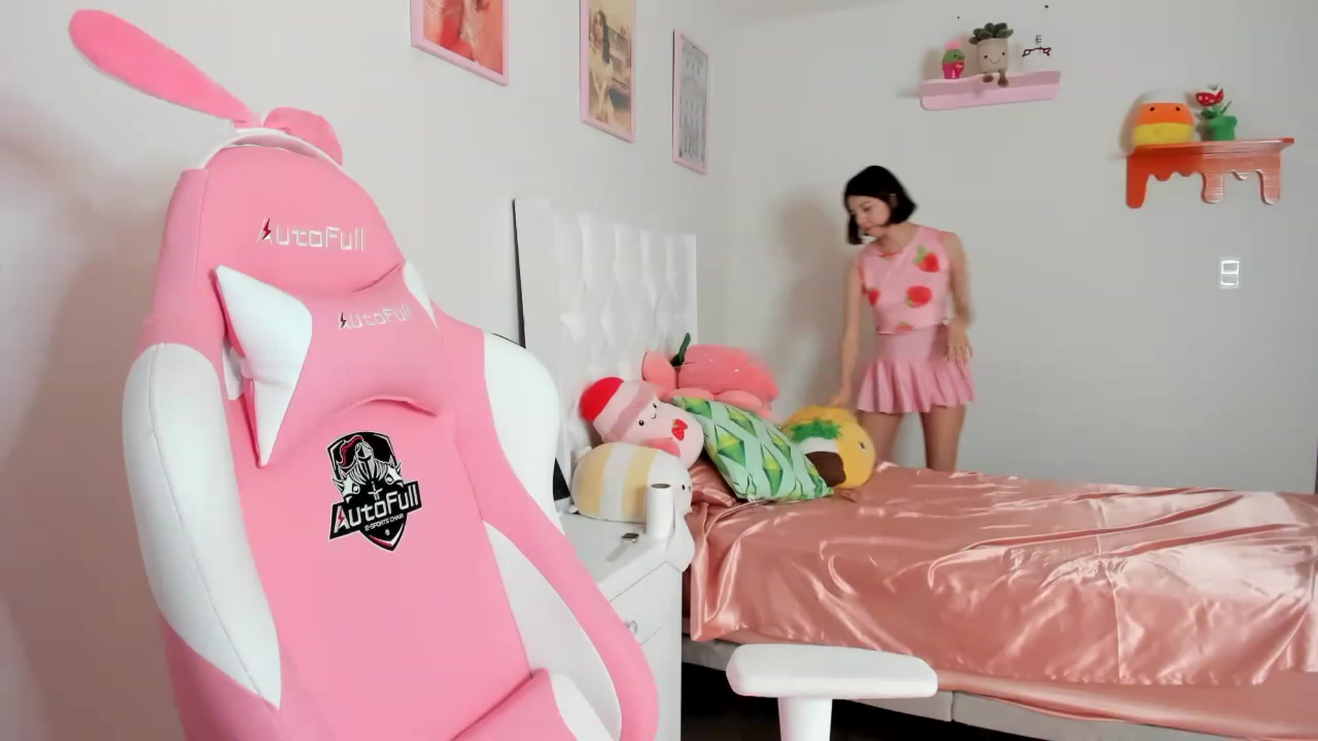 Gallery image thumbnail from Cherrycute666's myfreecams stream on, 04/16/2023, 23:10 image 7 of 20