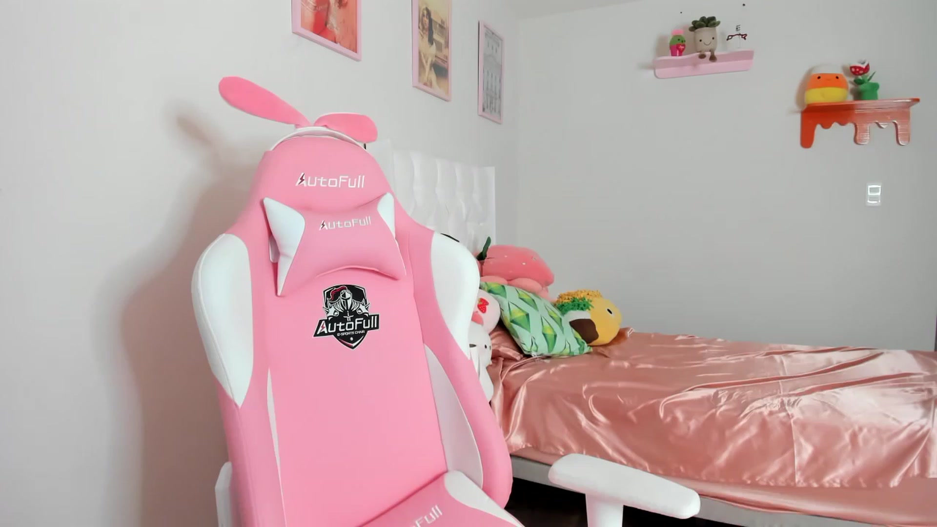 Gallery image thumbnail from Cherrycute666's myfreecams stream on, 04/16/2023, 23:10 image 15 of 20