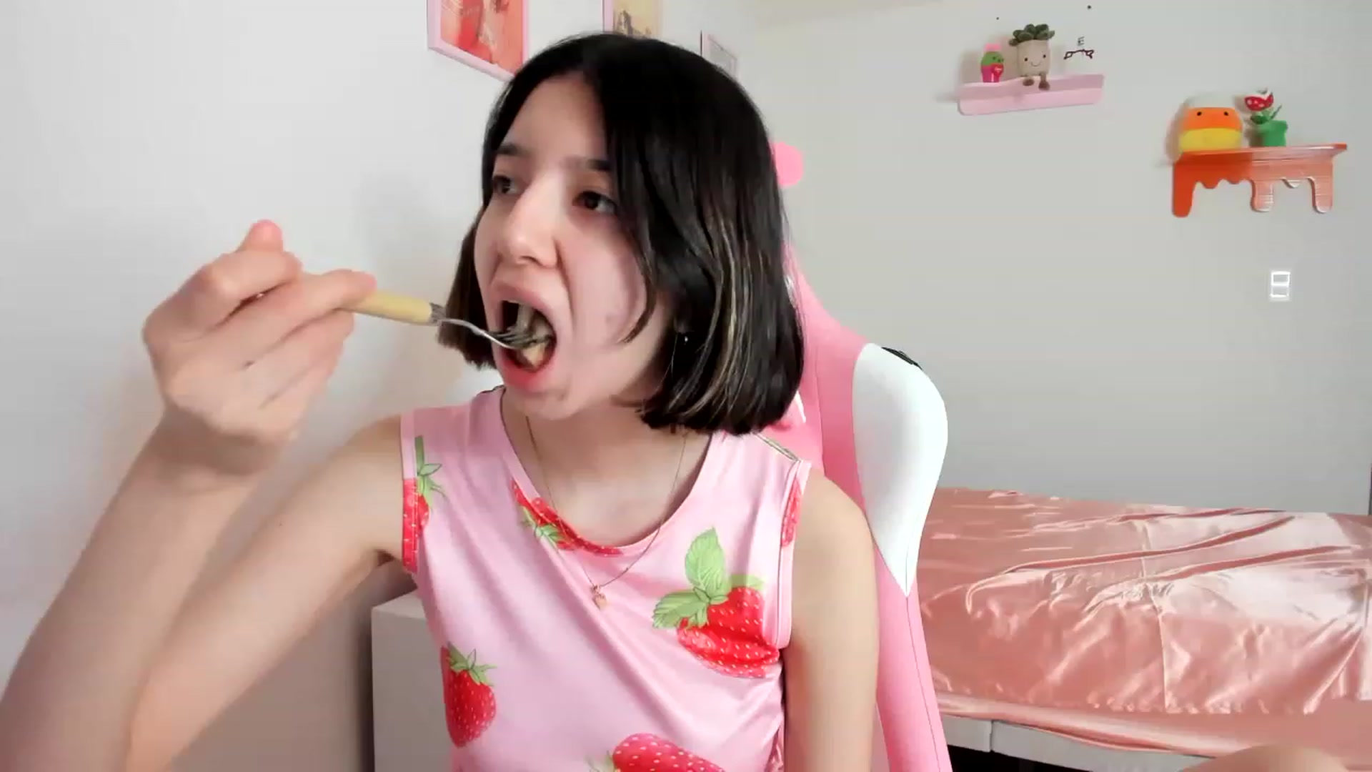 Gallery image thumbnail from Cherrycute666's myfreecams stream on, 04/16/2023, 23:10 image 12 of 20