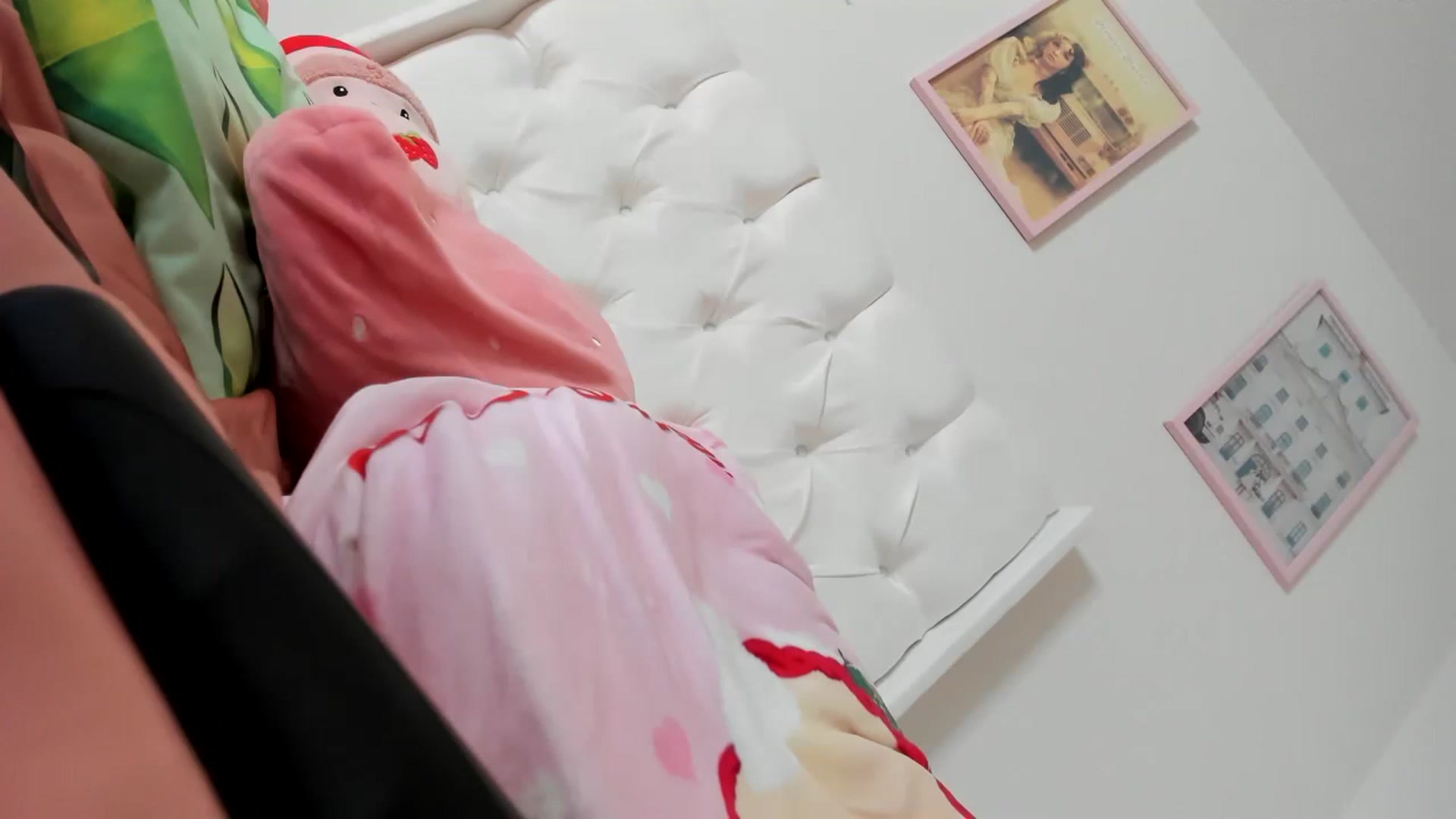 Gallery image thumbnail from Cherrycute666's myfreecams stream on, 04/17/2023, 04:50 image 2 of 20