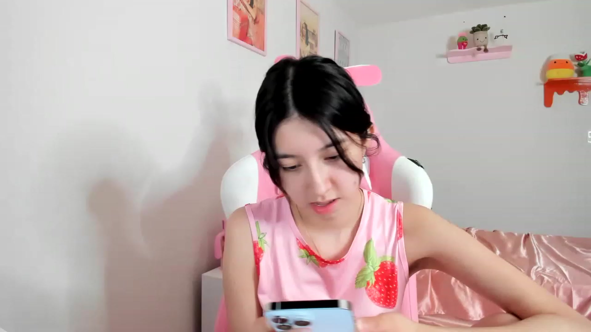 Gallery image thumbnail from Cherrycute666's myfreecams stream on, 04/17/2023, 06:15 image 6 of 20