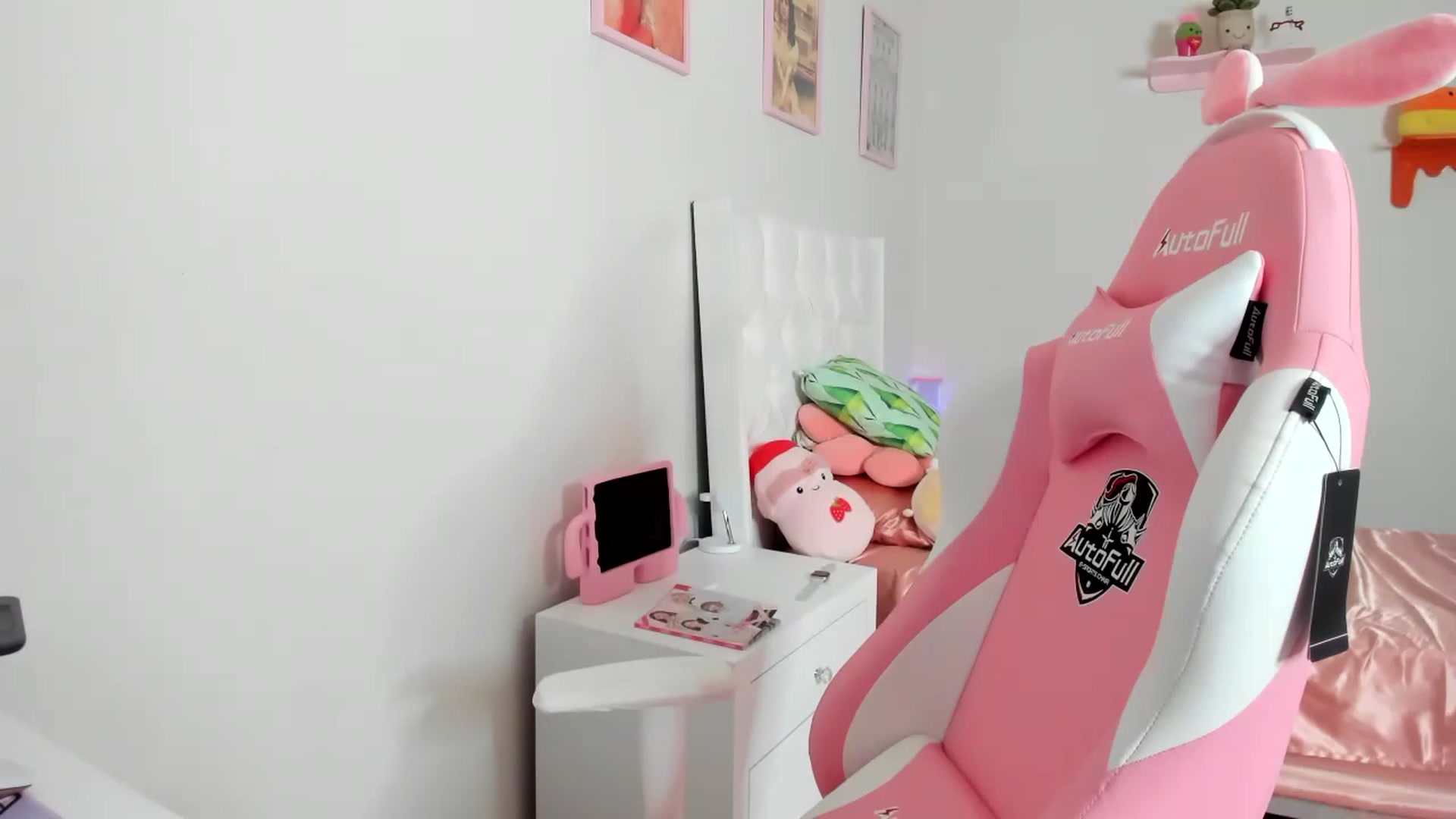 Gallery image thumbnail from Cherrycute666's myfreecams stream on, 04/17/2023, 06:15 image 11 of 20