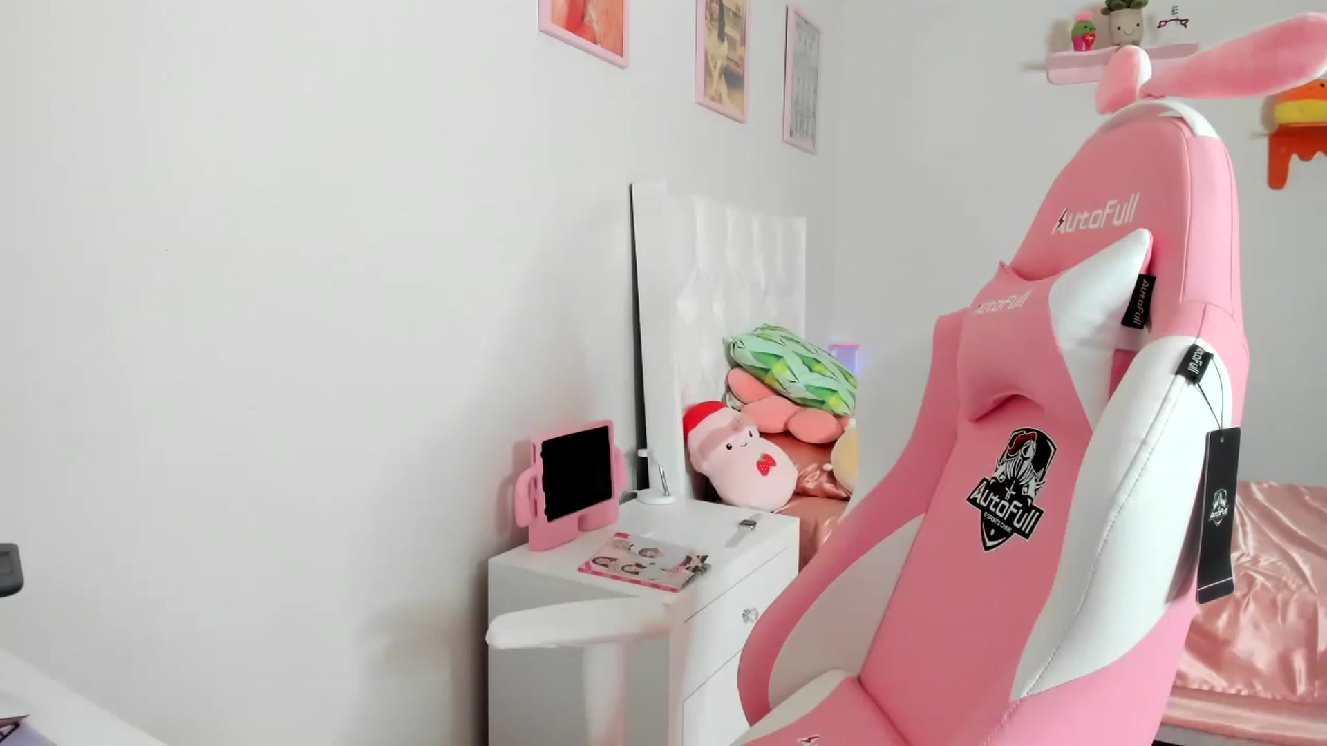Gallery image thumbnail from Cherrycute666's myfreecams stream on, 04/17/2023, 06:15 image 12 of 20