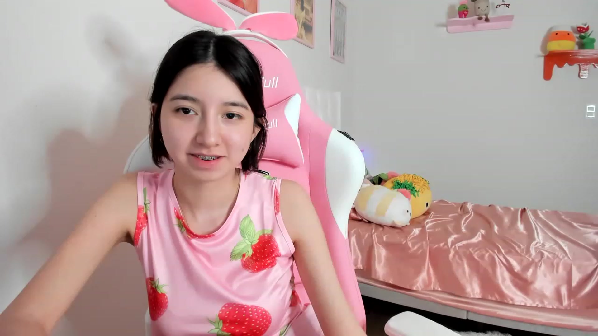 Gallery image thumbnail from Cherrycute666's myfreecams stream on, 04/17/2023, 07:02 image 15 of 20