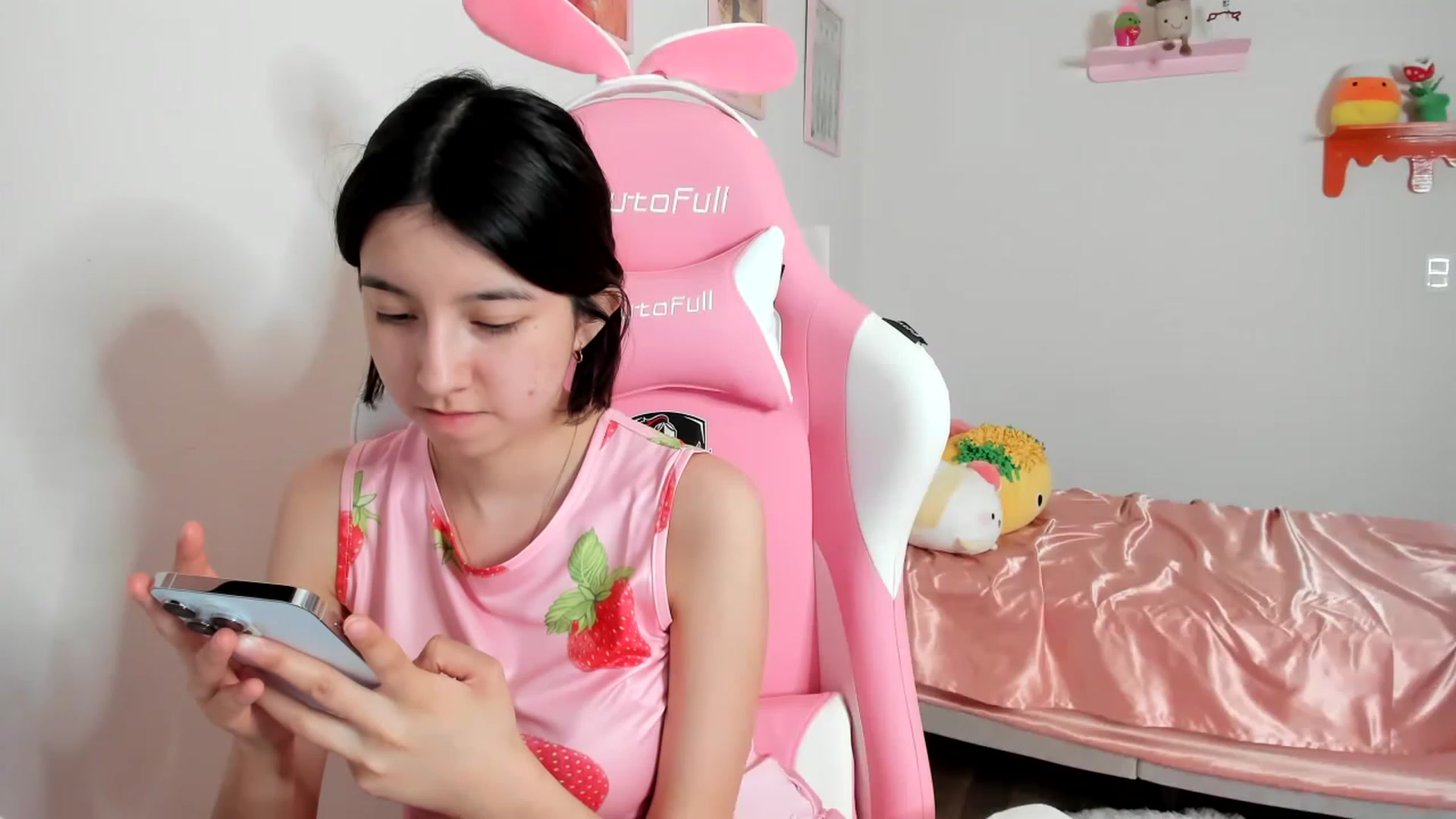 Gallery image thumbnail from Cherrycute666's myfreecams stream on, 04/17/2023, 07:02 image 13 of 20