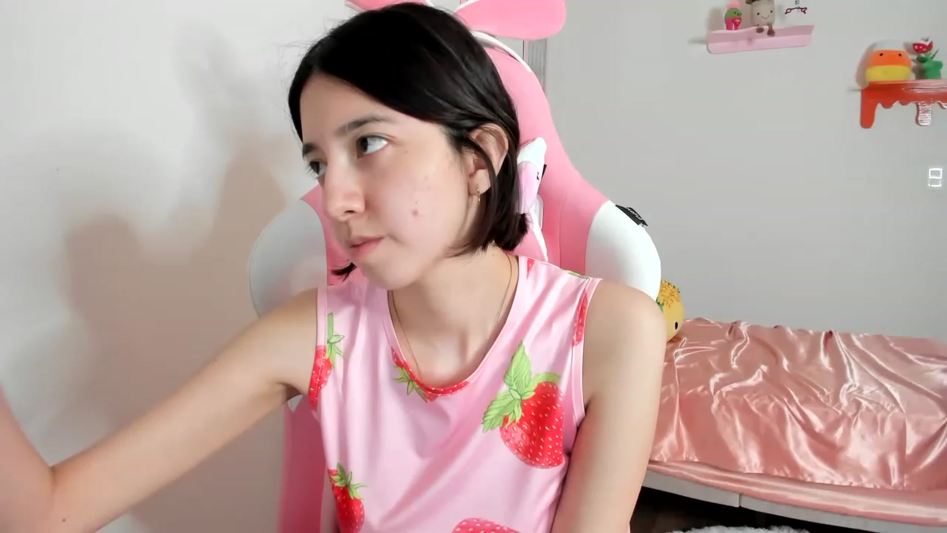 Gallery image thumbnail from Cherrycute666's myfreecams stream on, 04/17/2023, 07:02 image 9 of 20