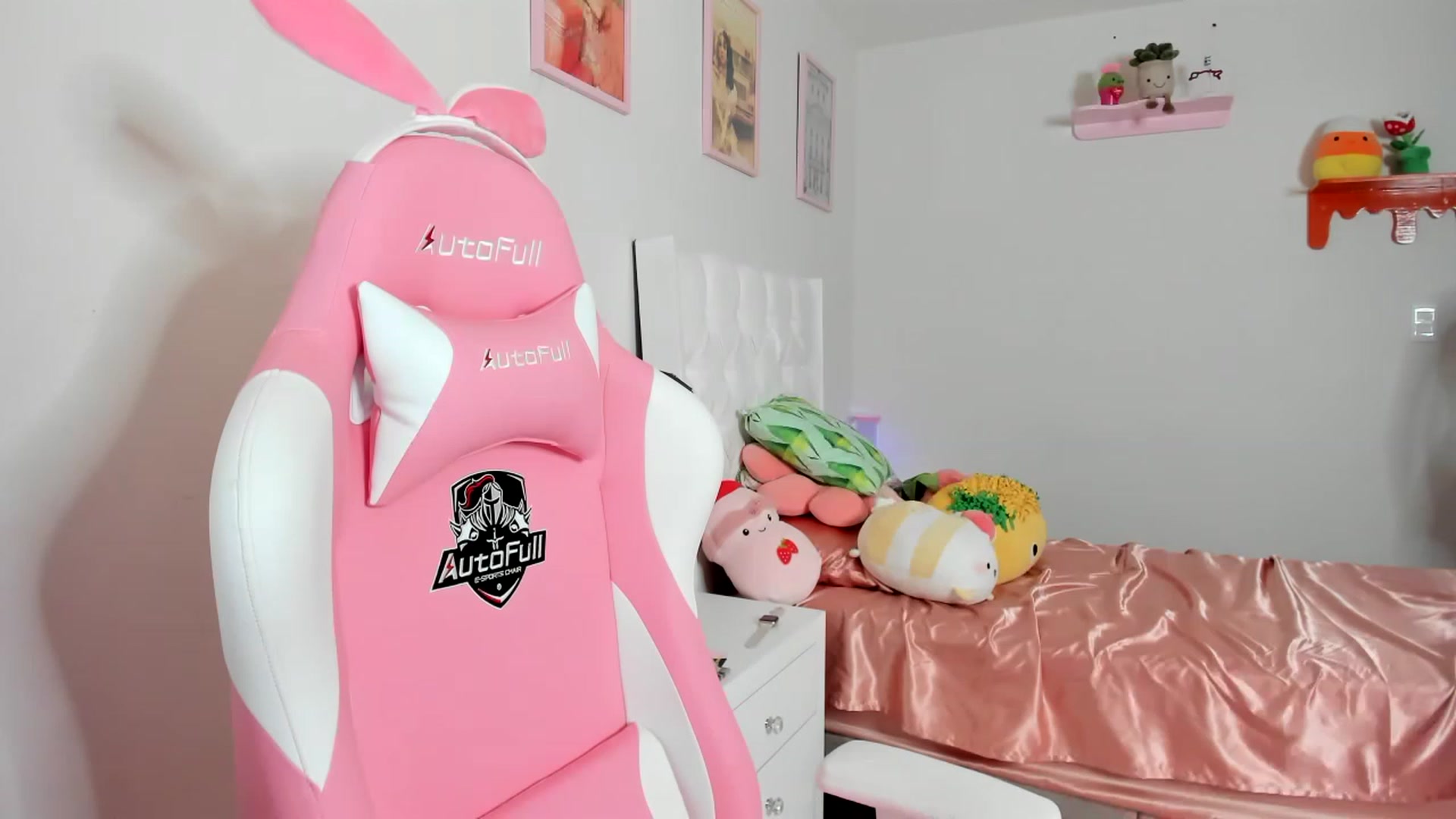 Gallery image thumbnail from Cherrycute666's myfreecams stream on, 04/17/2023, 07:02 image 1 of 20