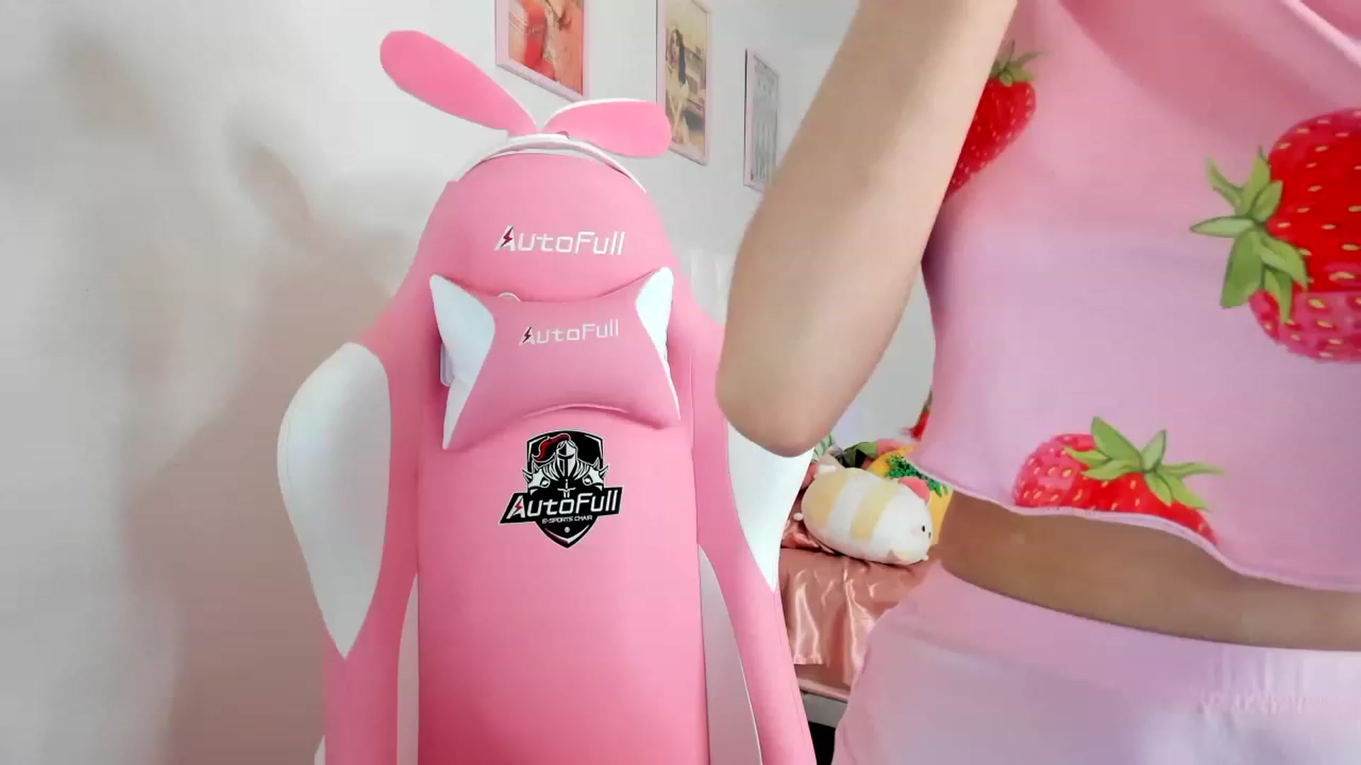 Gallery image thumbnail from Cherrycute666's myfreecams stream on, 04/17/2023, 07:02 image 2 of 20