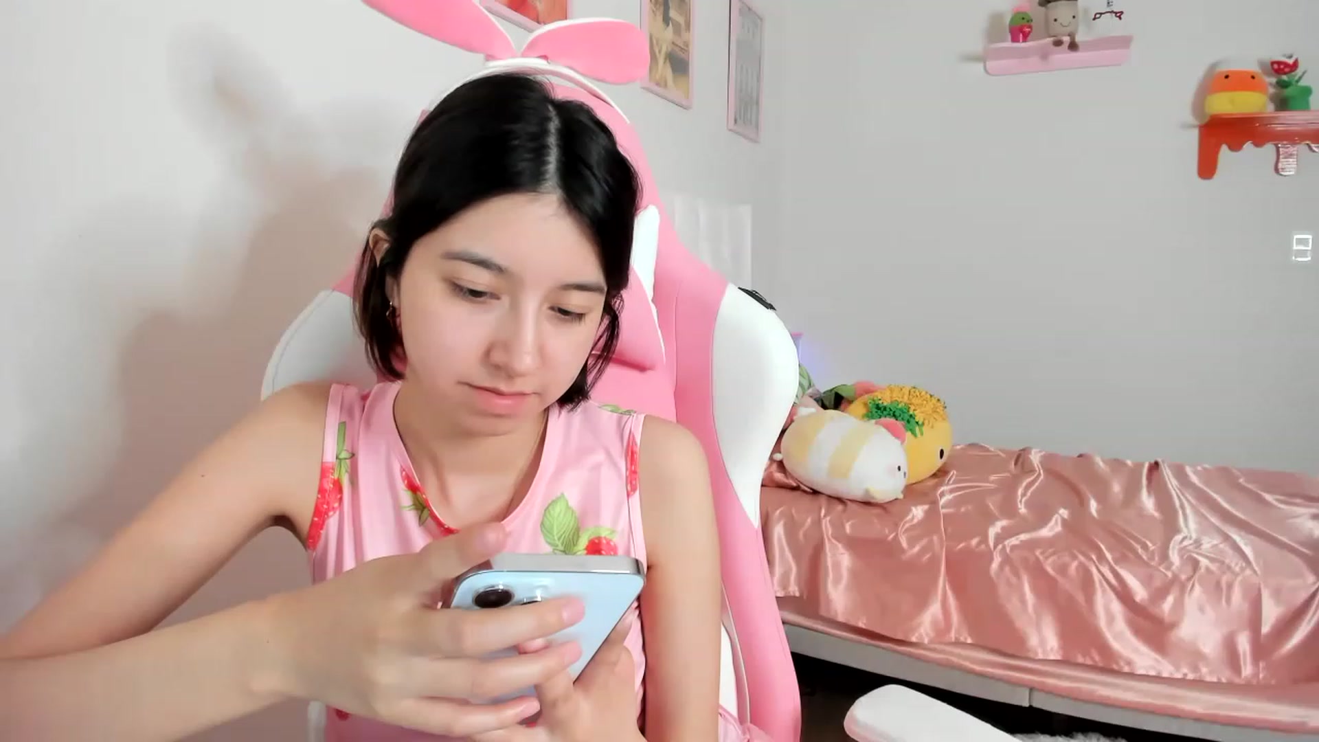 Gallery image thumbnail from Cherrycute666's myfreecams stream on, 04/17/2023, 07:02 image 16 of 20