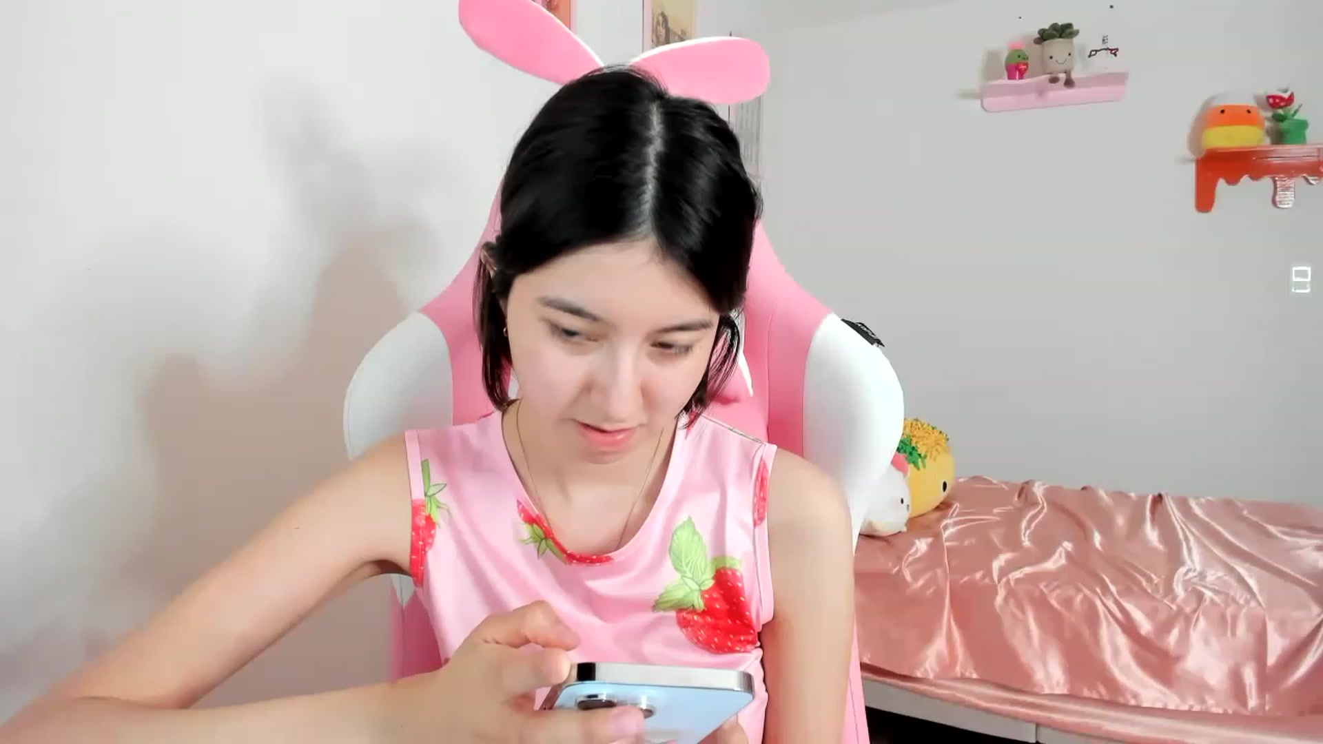 Gallery image thumbnail from Cherrycute666's myfreecams stream on, 04/17/2023, 07:02 image 6 of 20